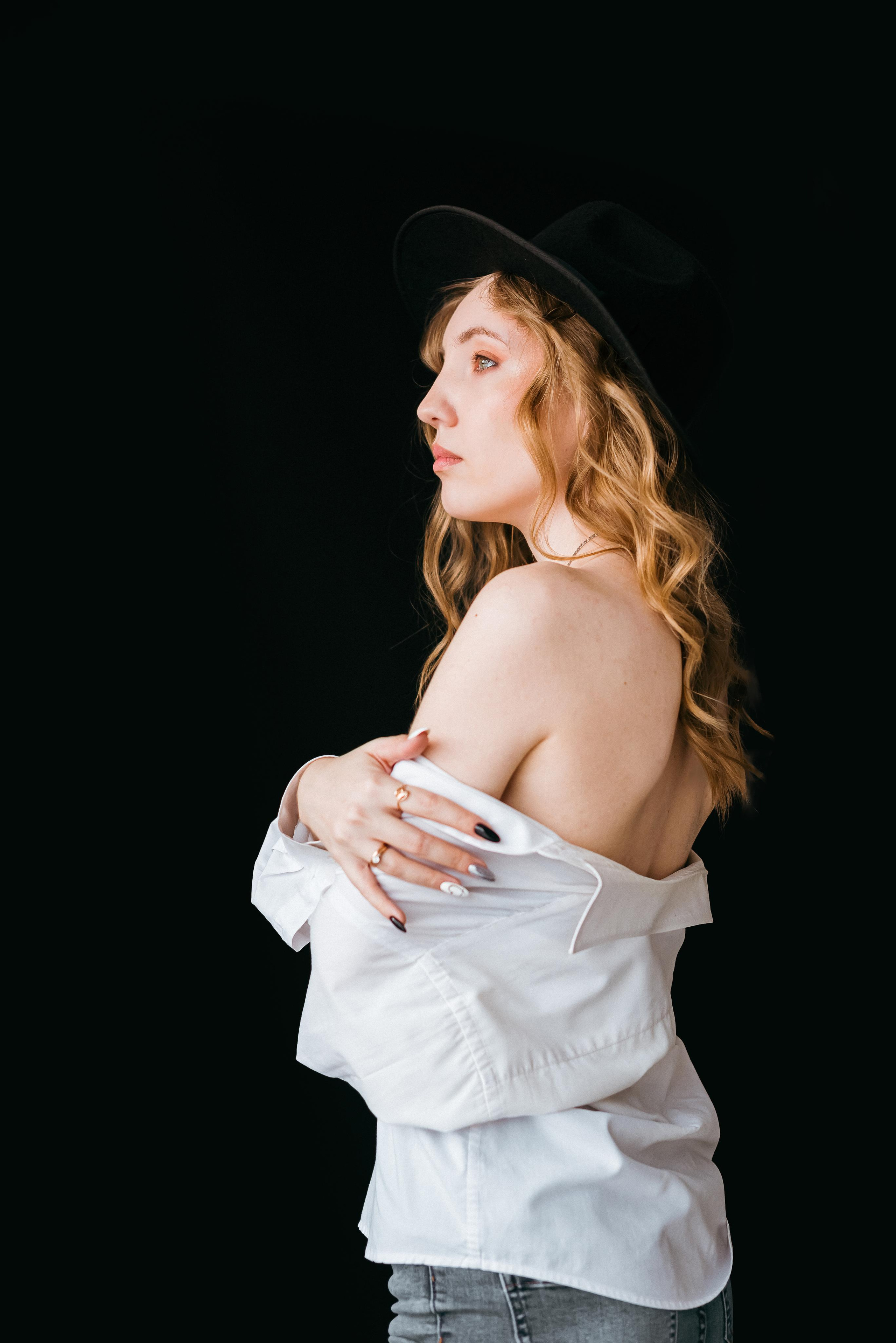 Фотосессия в белой рубашке в студии в г. Кемерово