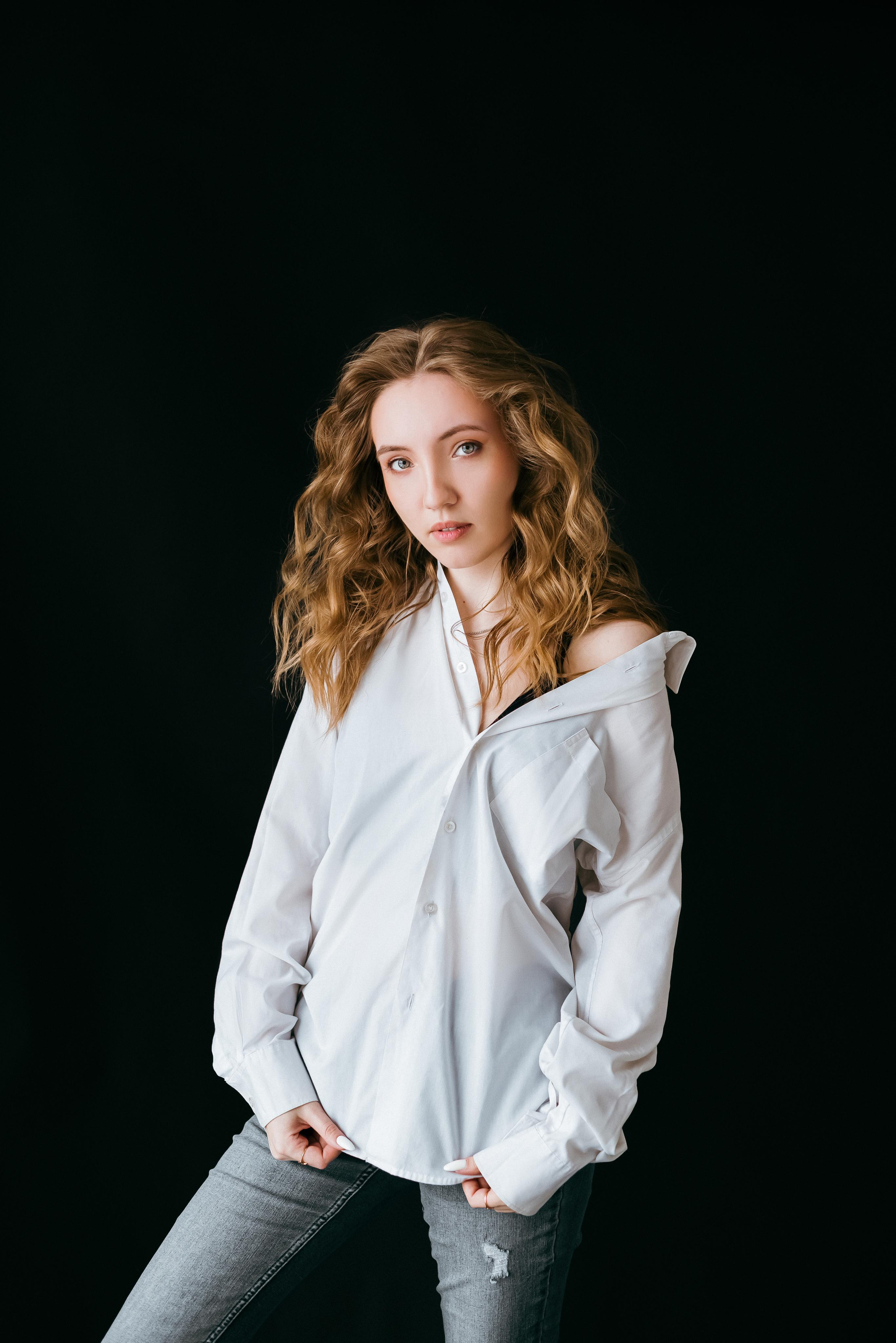 Фотосессия в белой рубашке в студии в г. Кемерово