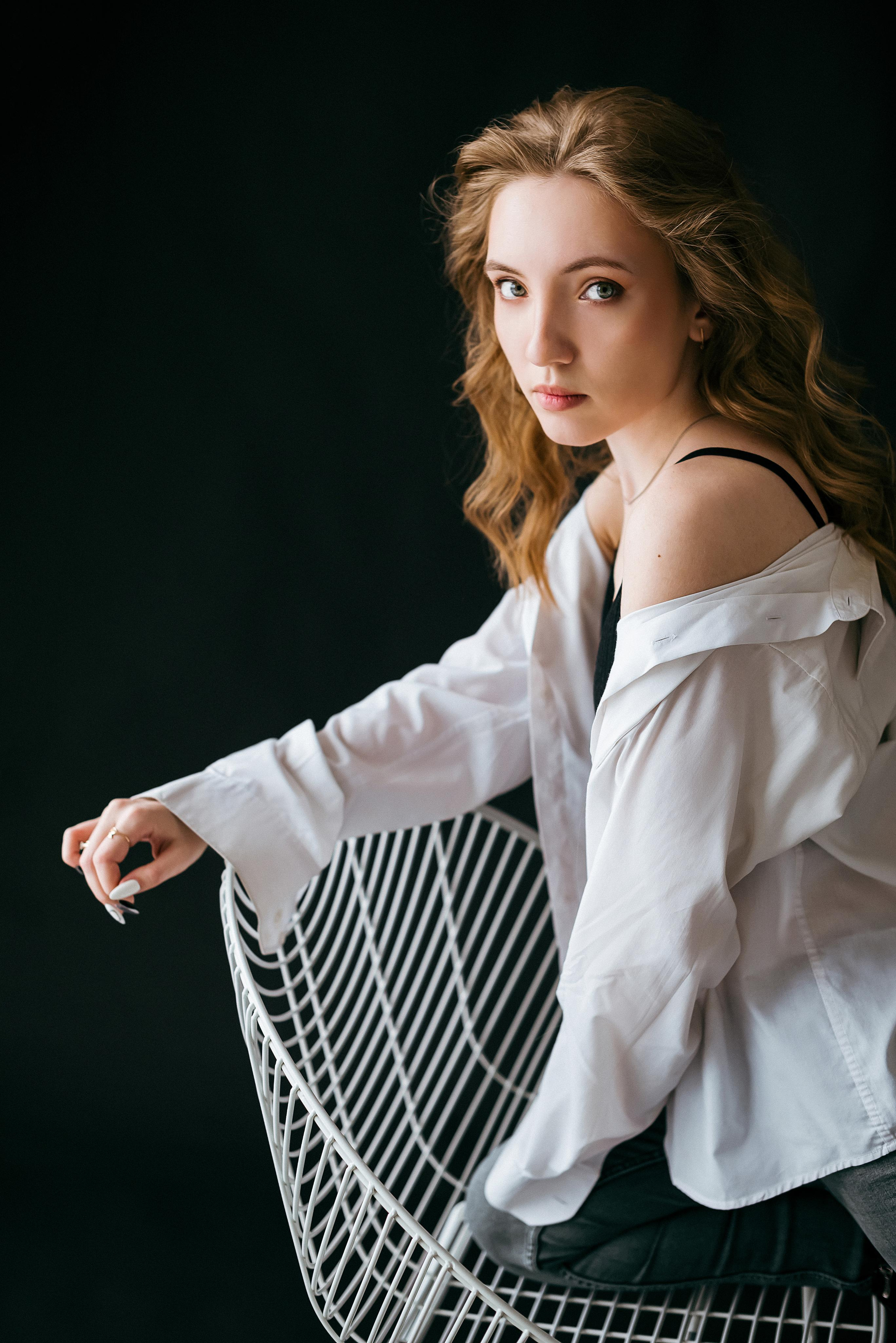 Фотосессия в белой рубашке в студии в г. Кемерово