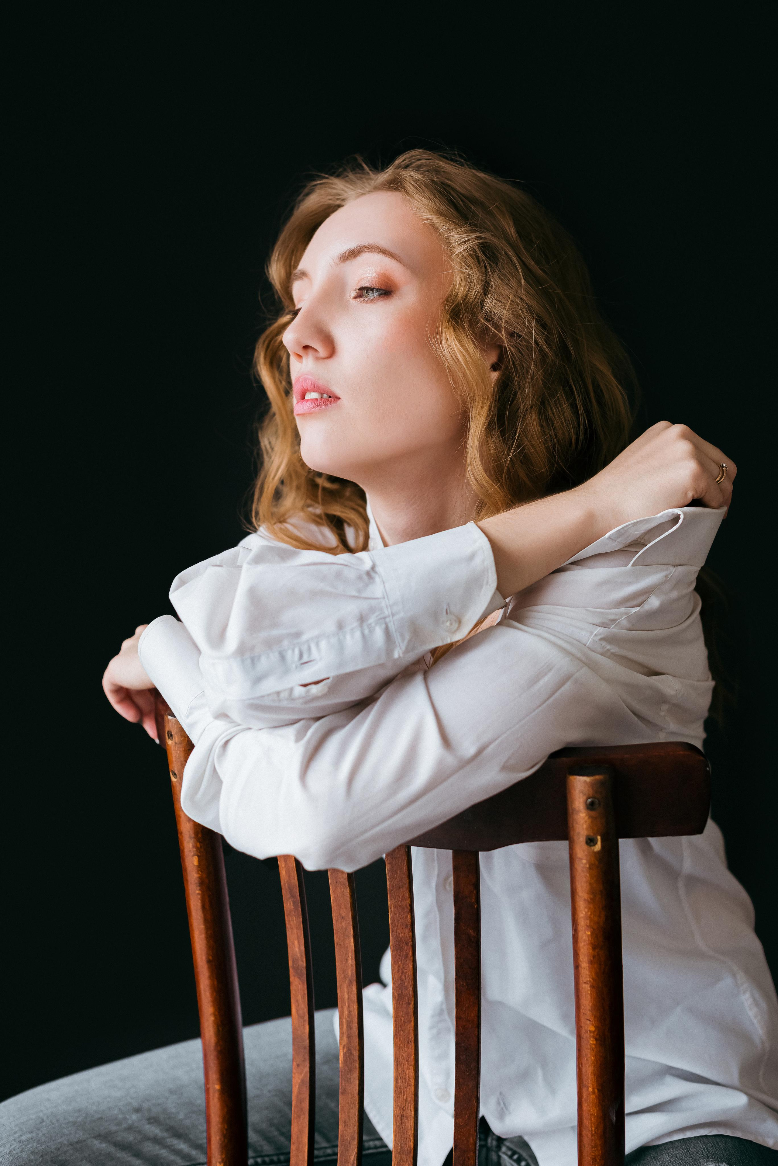 Фотосессия в белой рубашке в студии в г. Кемерово