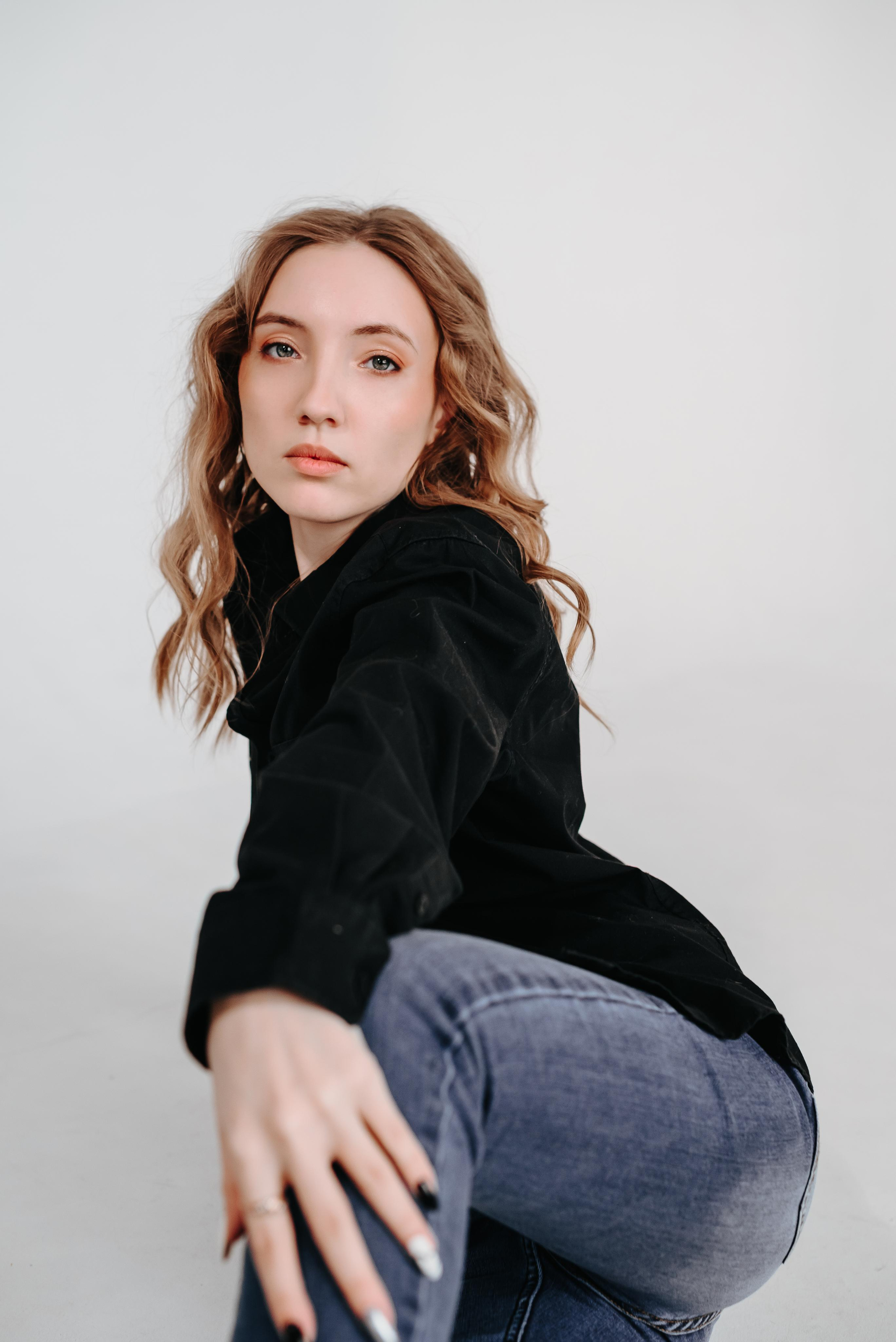 Фотосессия в белой рубашке в студии в г. Кемерово