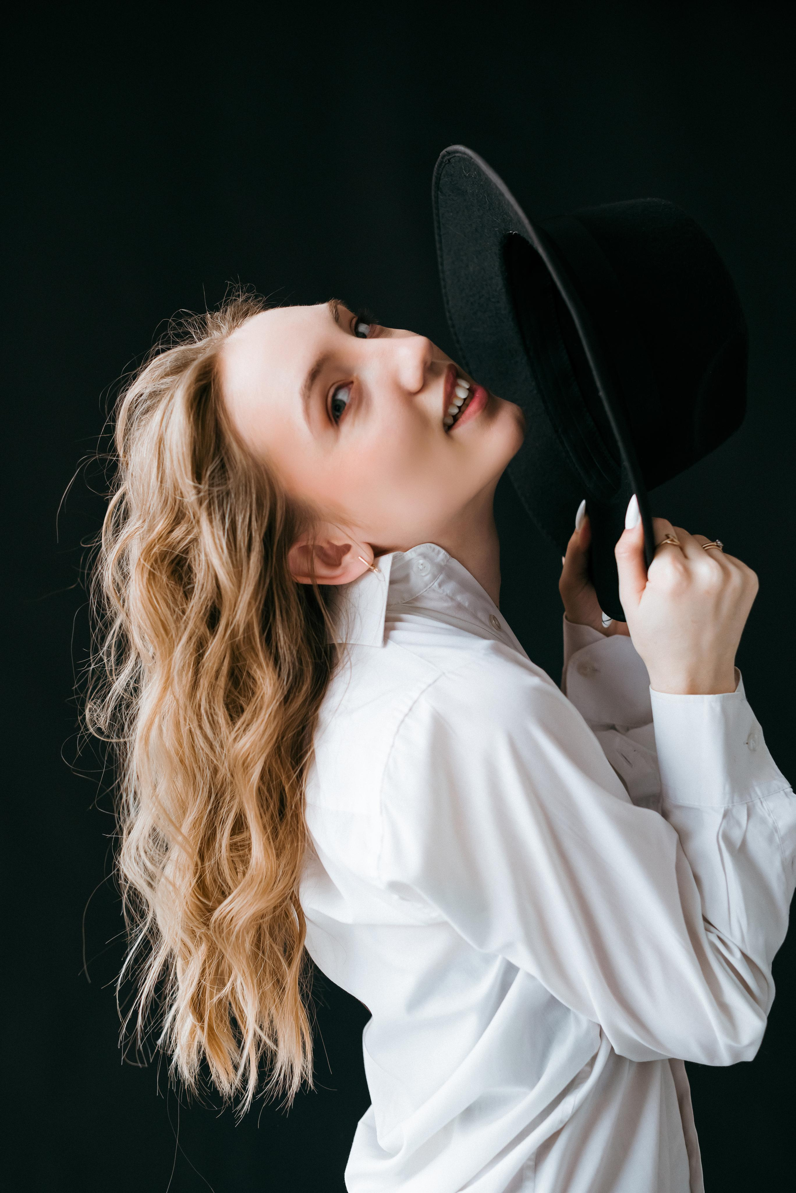 Фотосессия в белой рубашке в студии в г. Кемерово