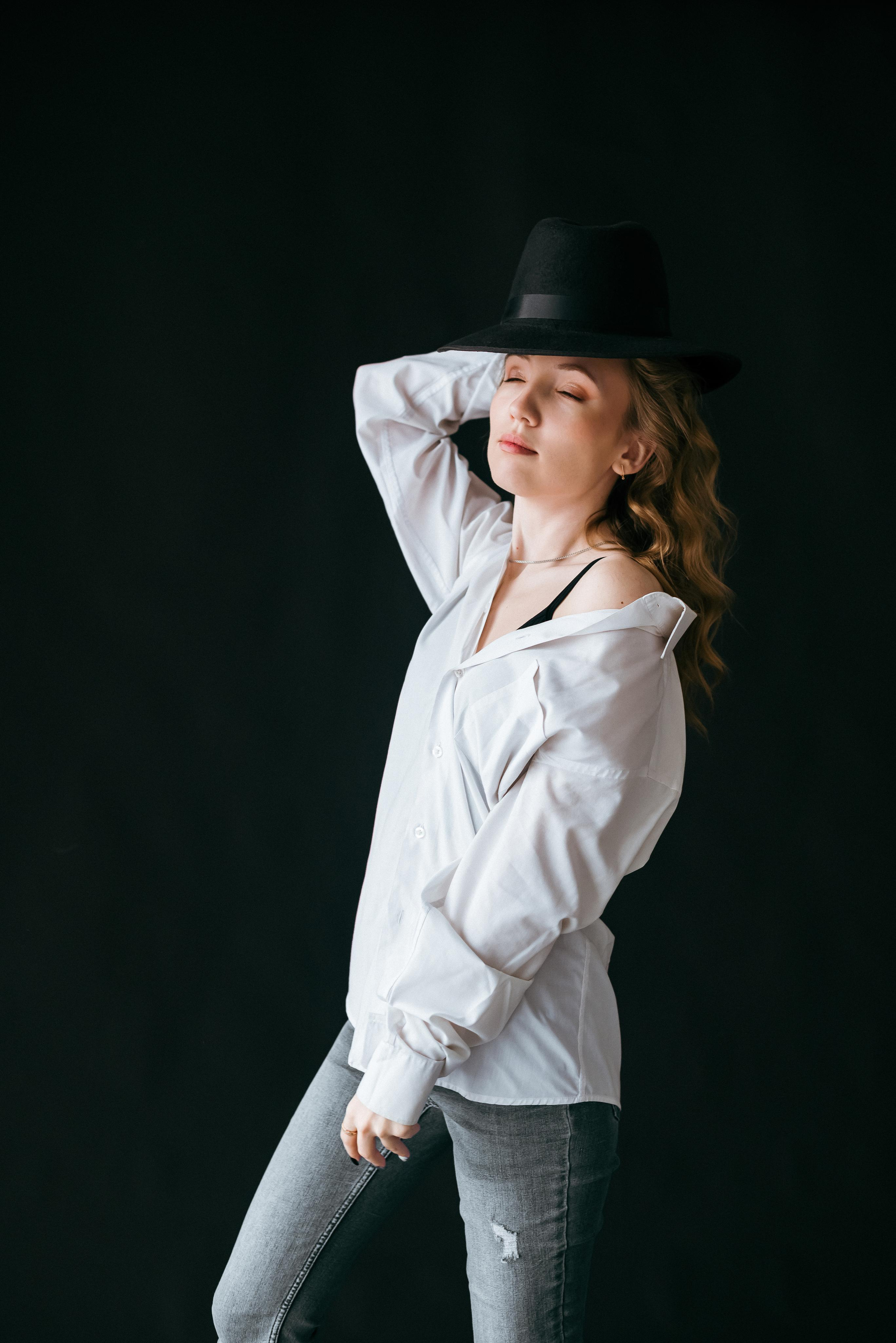 Фотосессия в белой рубашке в студии в г. Кемерово