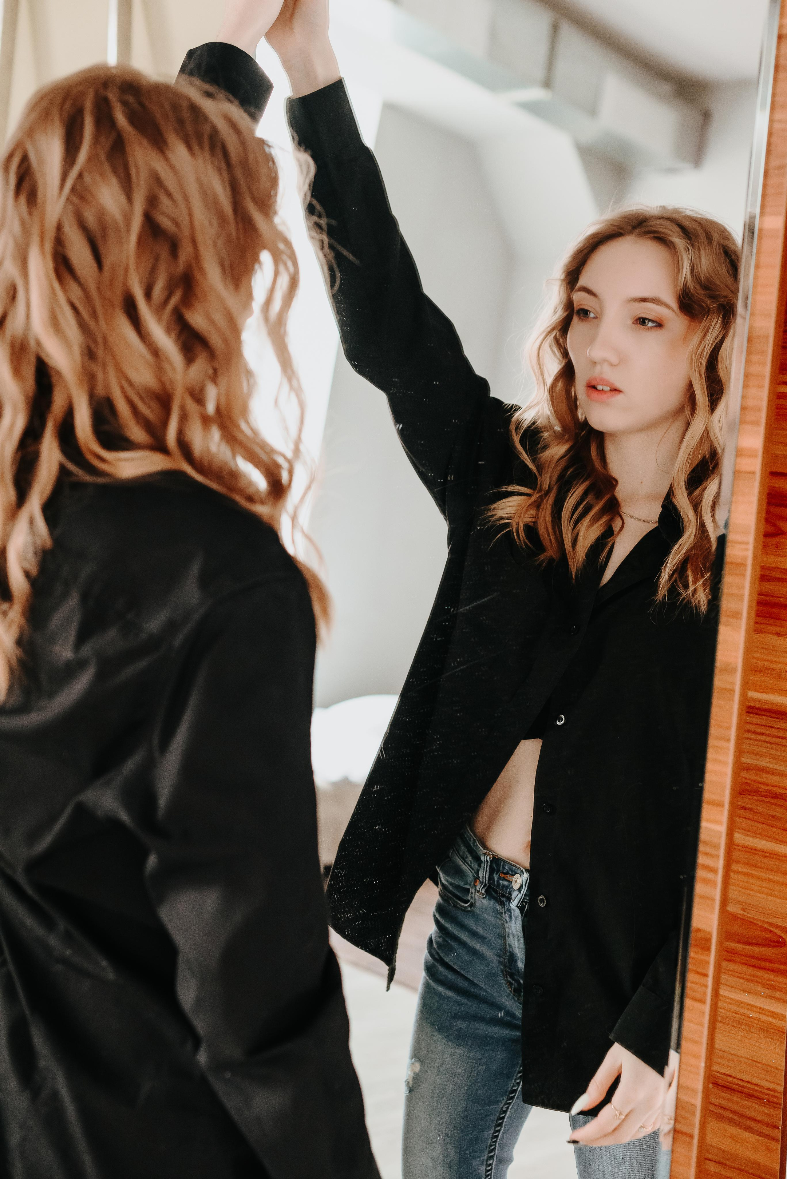 Фотосессия в белой рубашке в студии в г. Кемерово