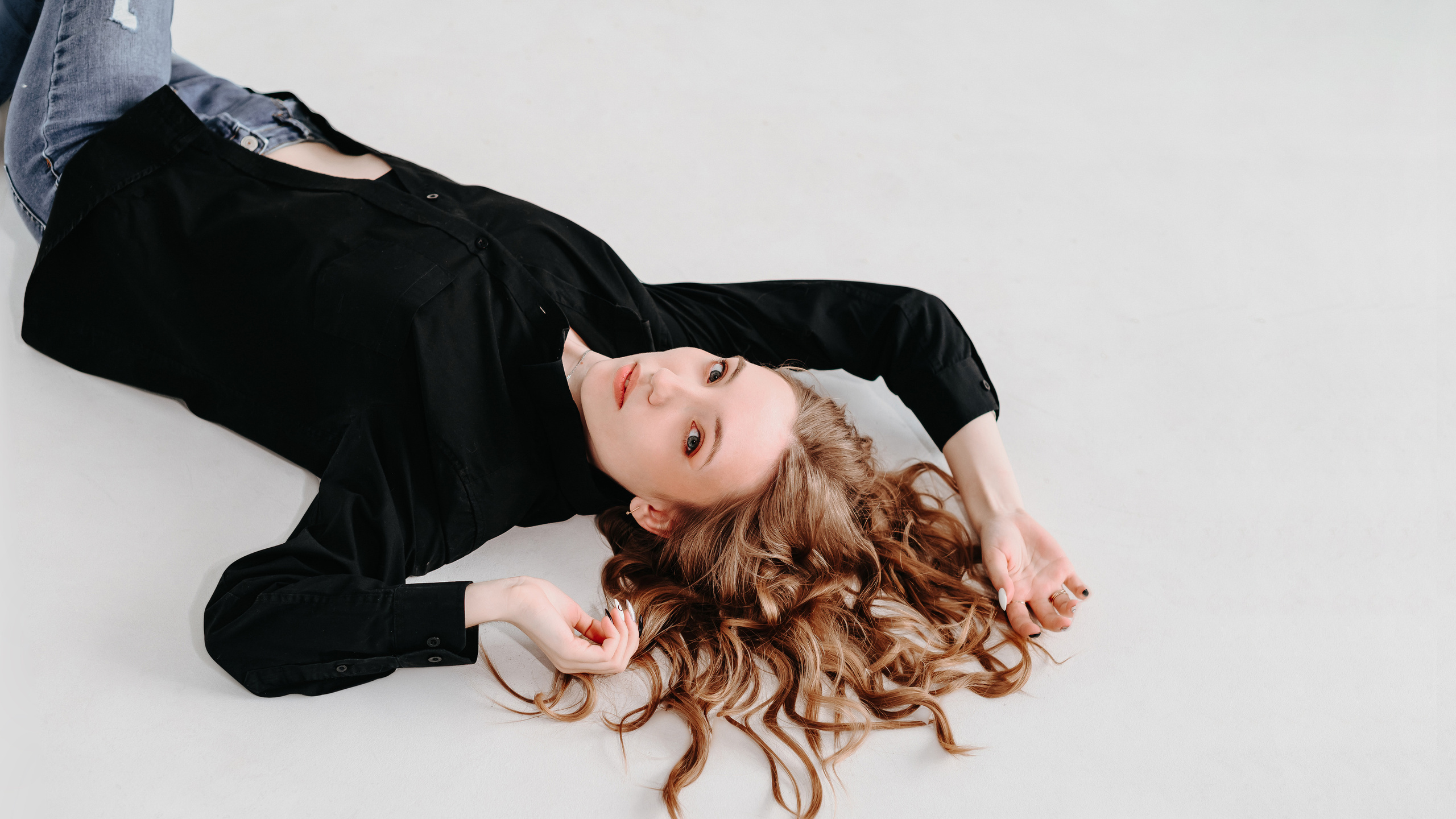 Фотосессия в белой рубашке в студии в г. Кемерово