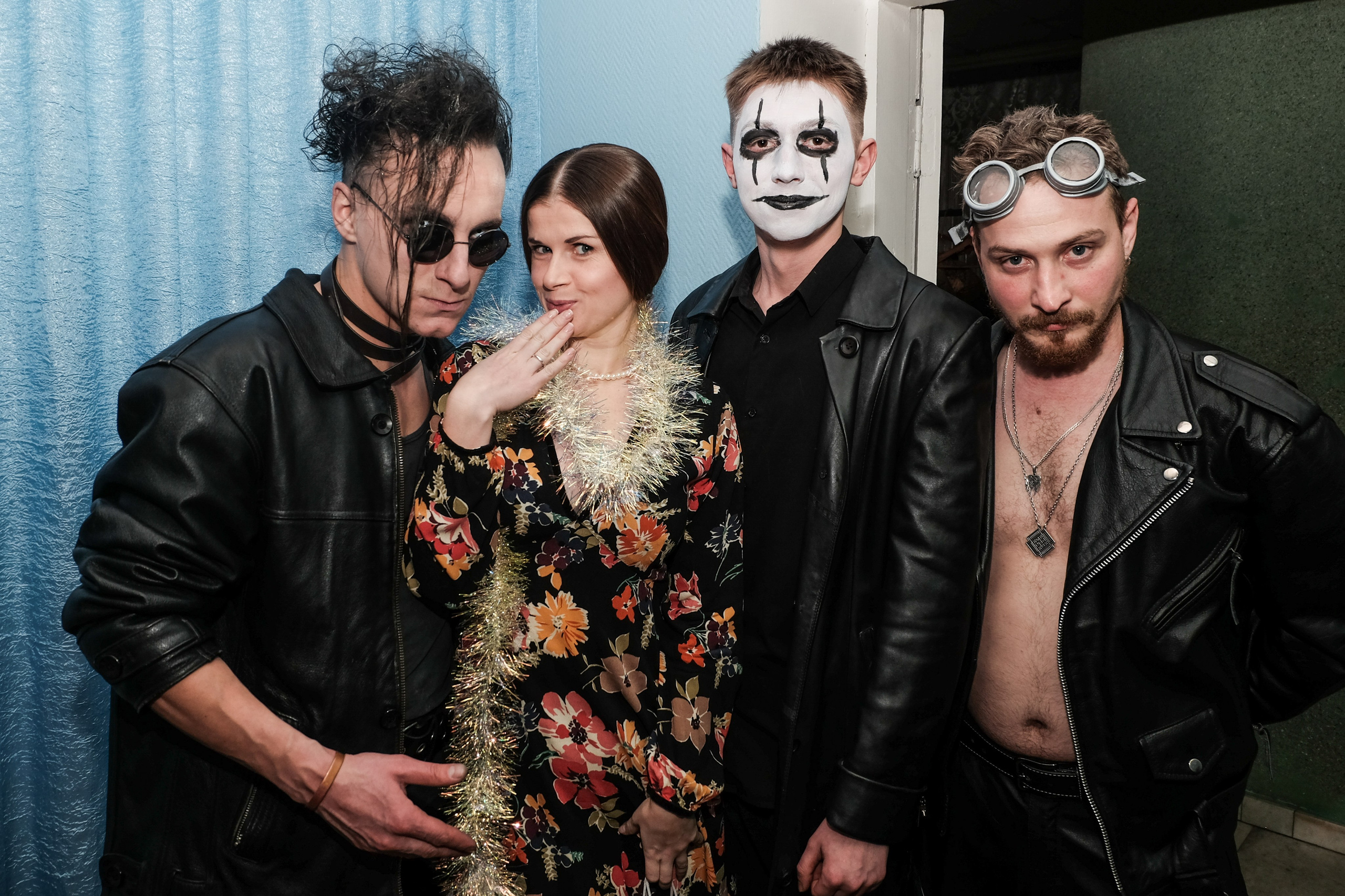 ТЕАТРАЛЬНЫЙ КОРПОРАТИВ В СТИЛЕ 90-Х. Фотограф в Алматы Артемий Матюнин