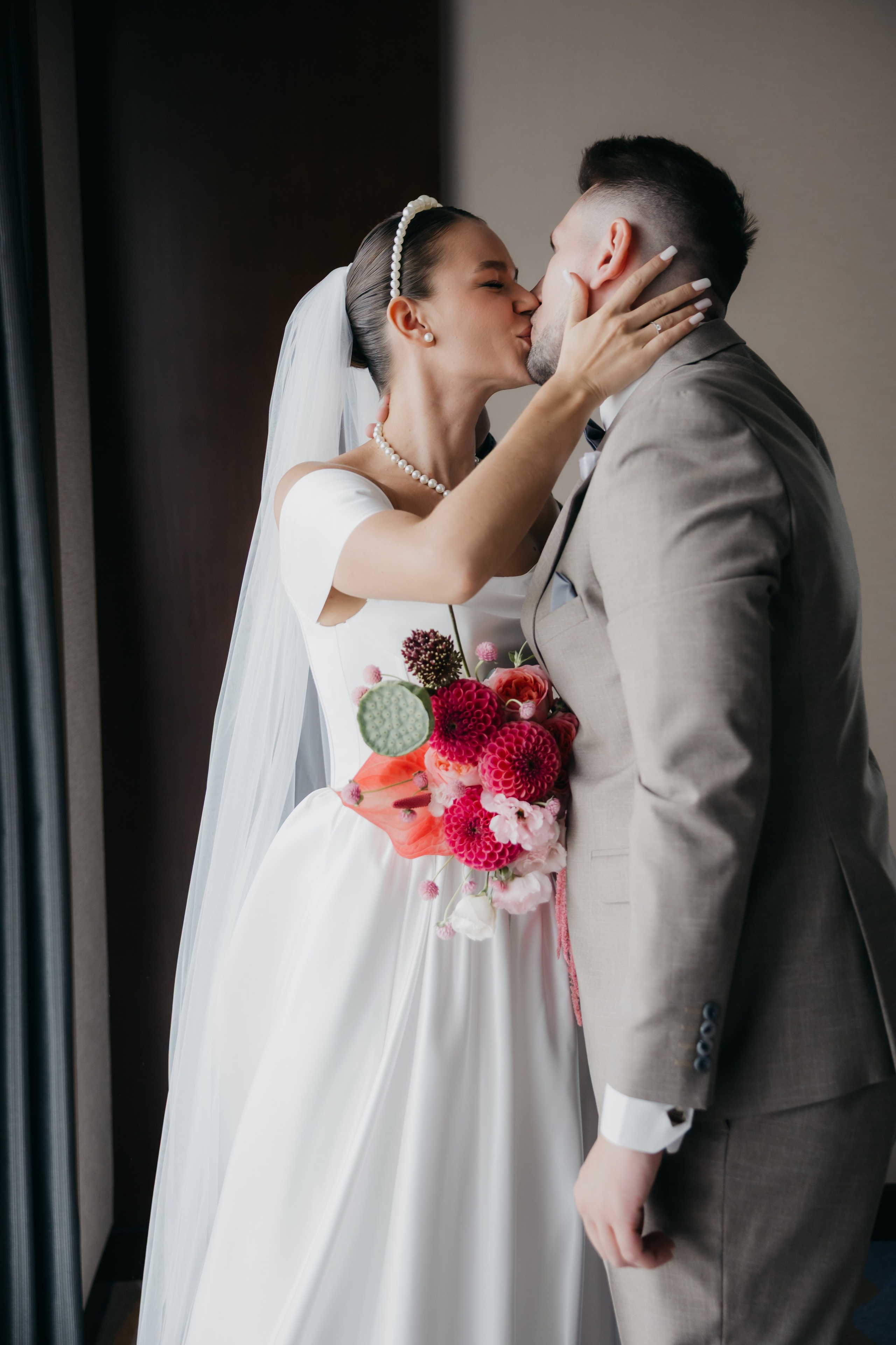 Свадебная фотосессия в отеле Soluxe Hotel Moscow. Свадебный фотограф в Москве Екатерина Гусева