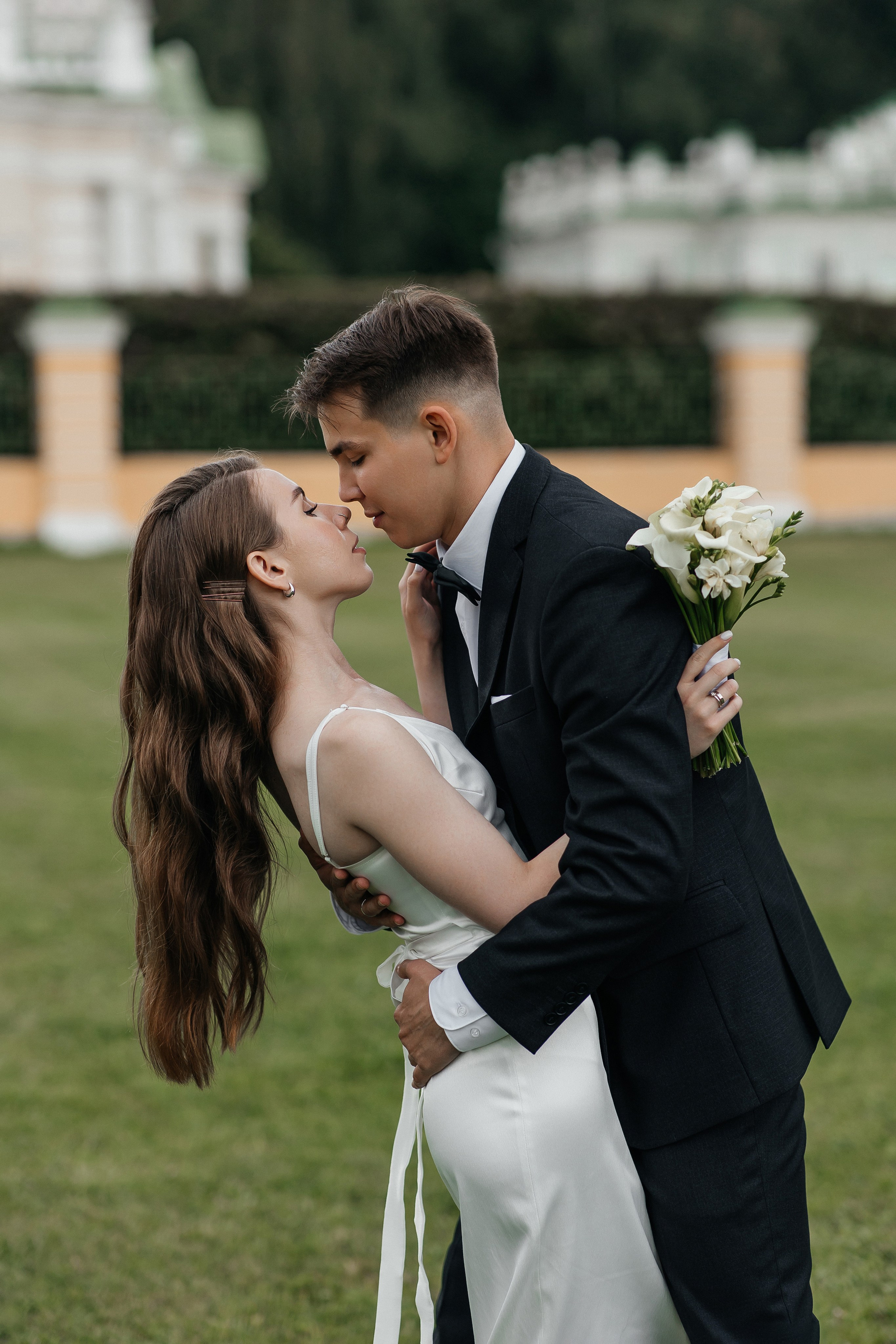 Свадебная фотосессия в усадьбе Кусково. Свадебный фотограф в Москве Дарья Олендарёва