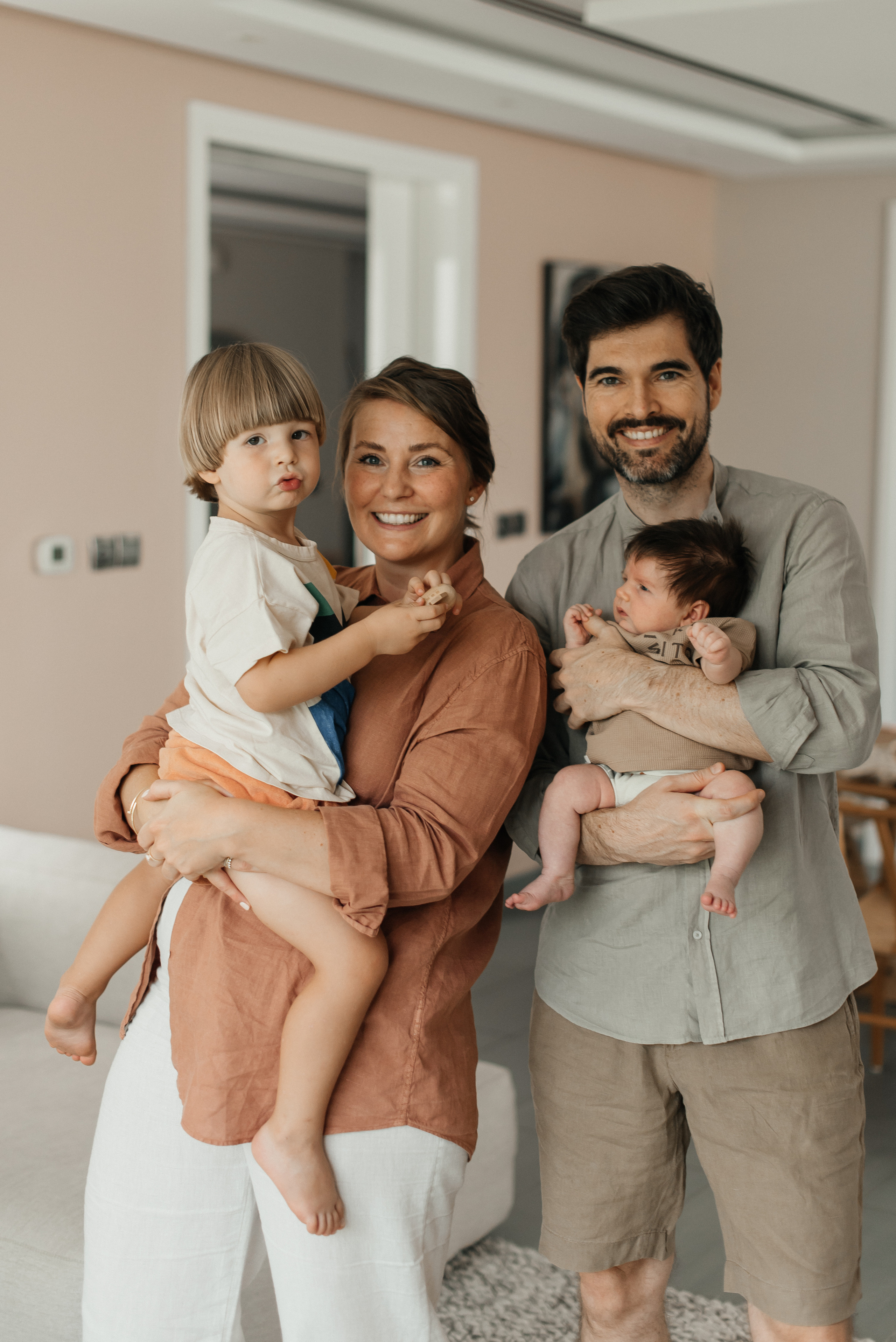 Home family photoshoot. Wedding and family photographer in Dubai Vasilii Albul