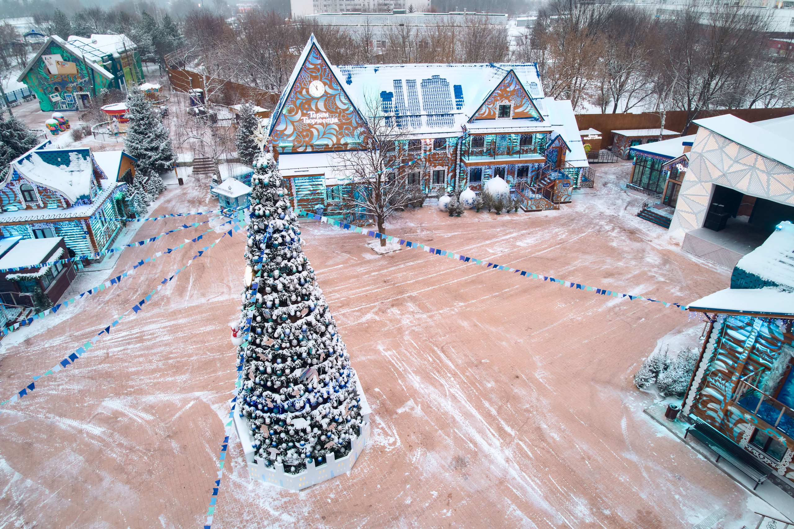 Терема Усадьбы Деда Мороза днём. Никита Хохловский фото и видео продакшн