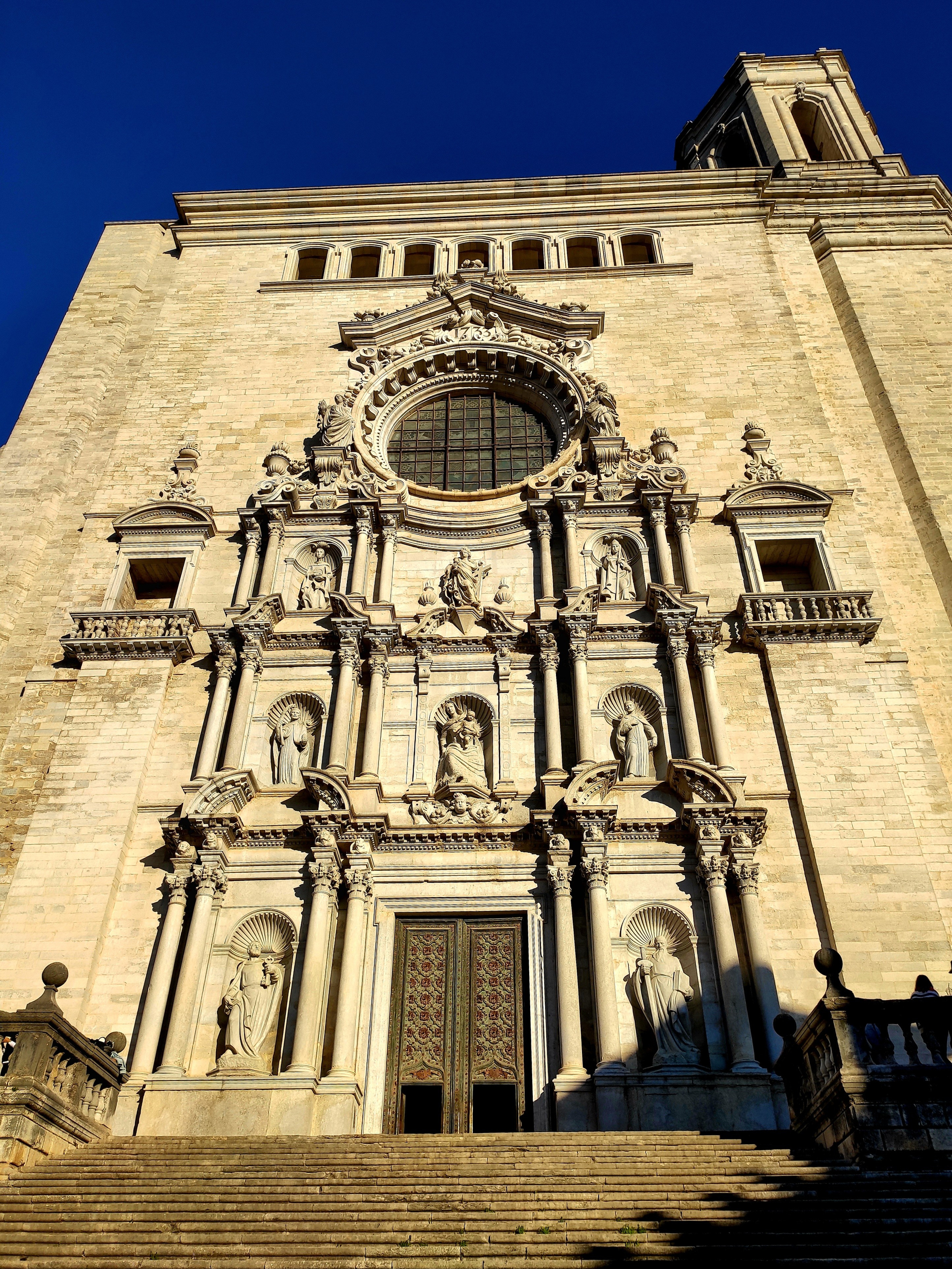 Вход в собор по лестнице из 90 ступеней. Каждая ступень - очищает один грех. Войдя в собор можно освободиться от бремени греховного