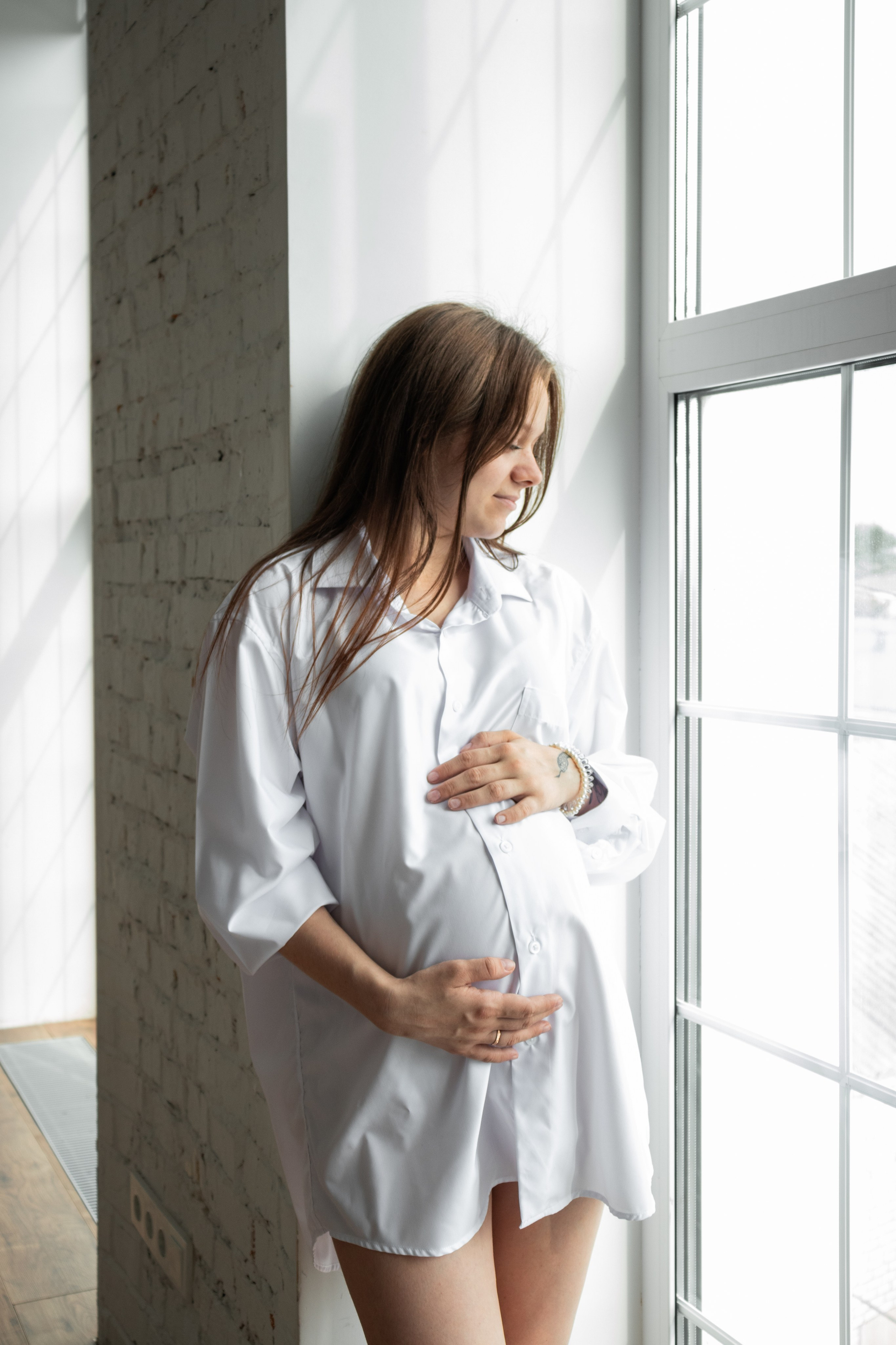 Студийная фотосессия беременной девушки с мужем в домашней обстановке городе Томск