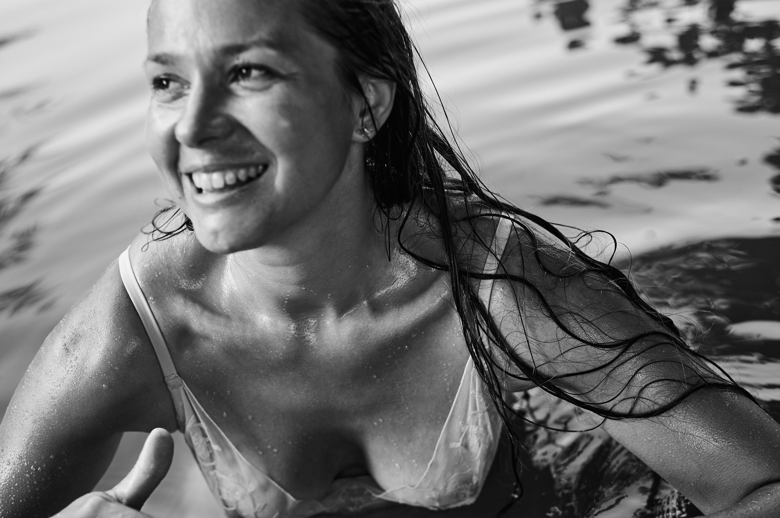 Счастливая улыбка девушки во время купания в реке