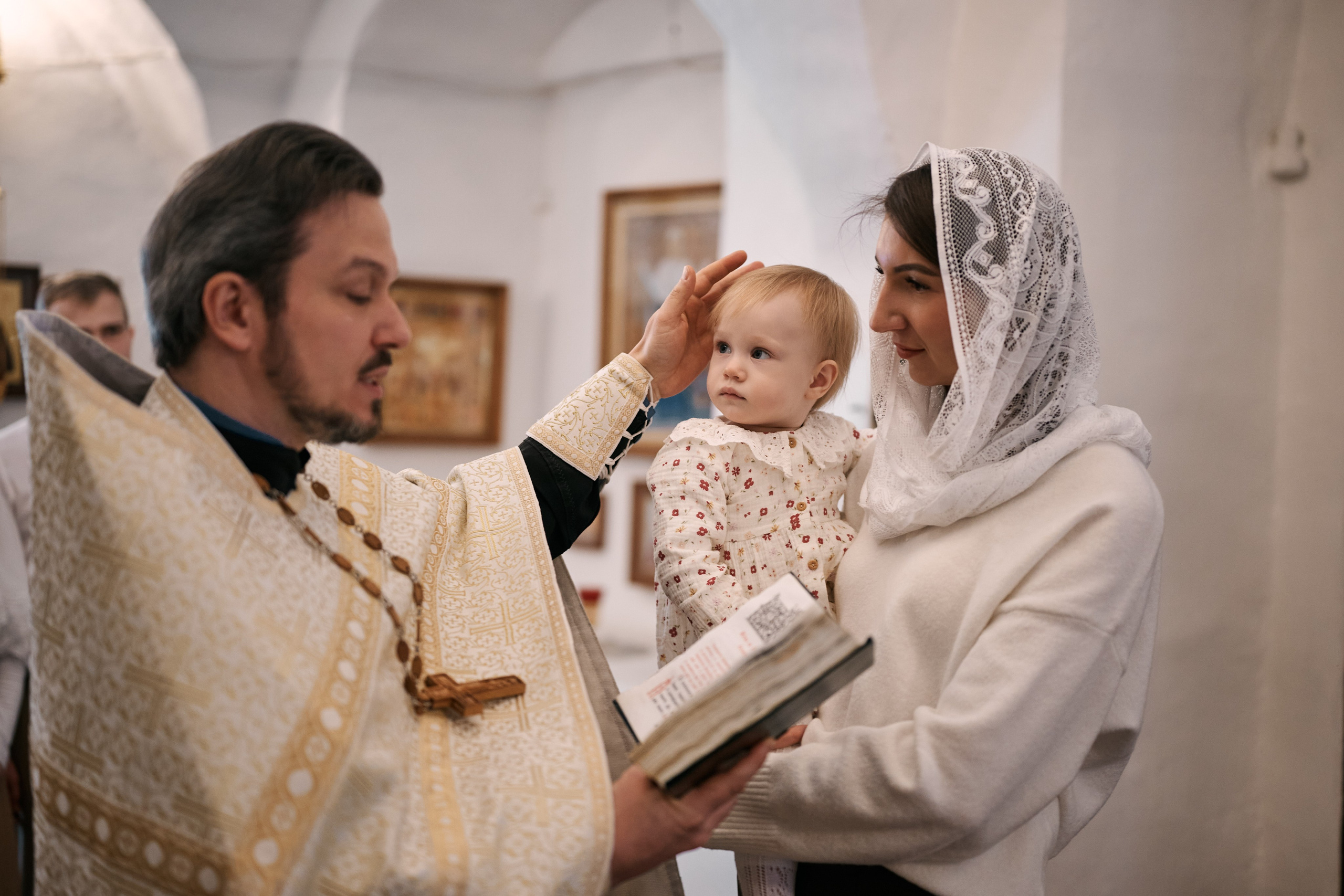 Крещение в храме Преполовения Пятидесятницы во Пскове. Свадебный фотограф Надежда Максимова