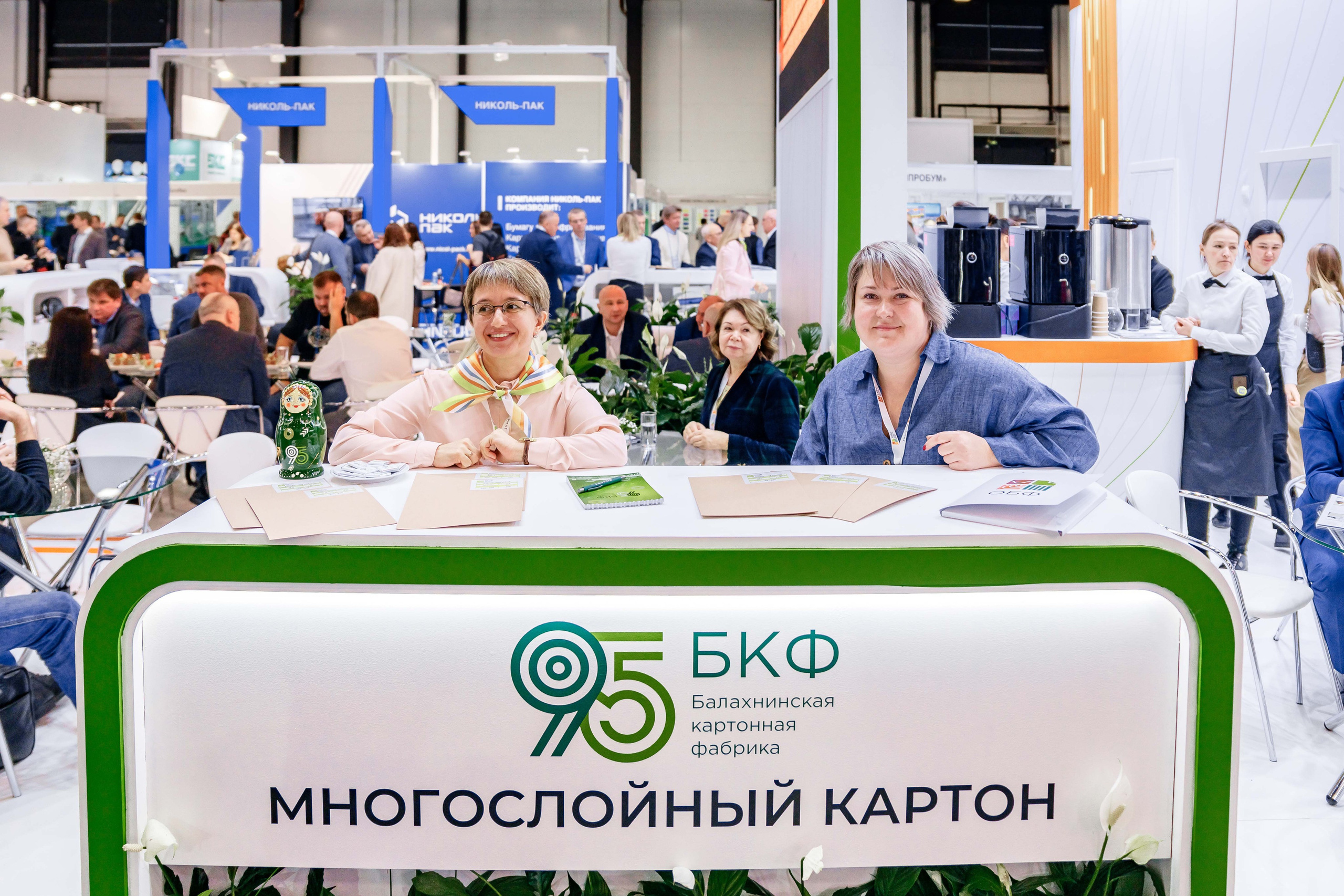 PulpFor, Работа стенда ОБФ (Объединенные бумажные фабрики). Репортажный фотограф в Москве Сергей Мирошников