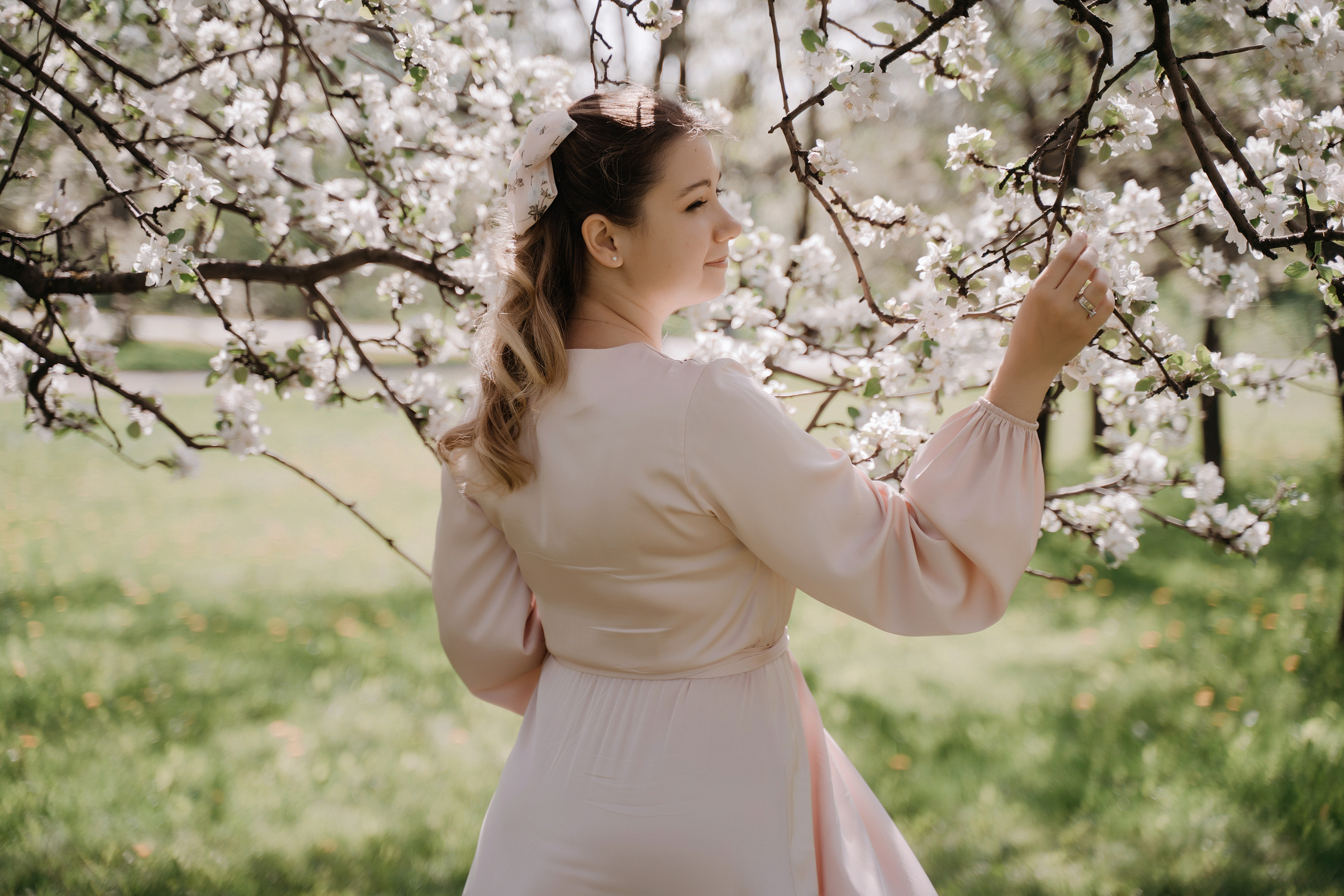 Фотосессия в яблонях. Свадебный фотограф