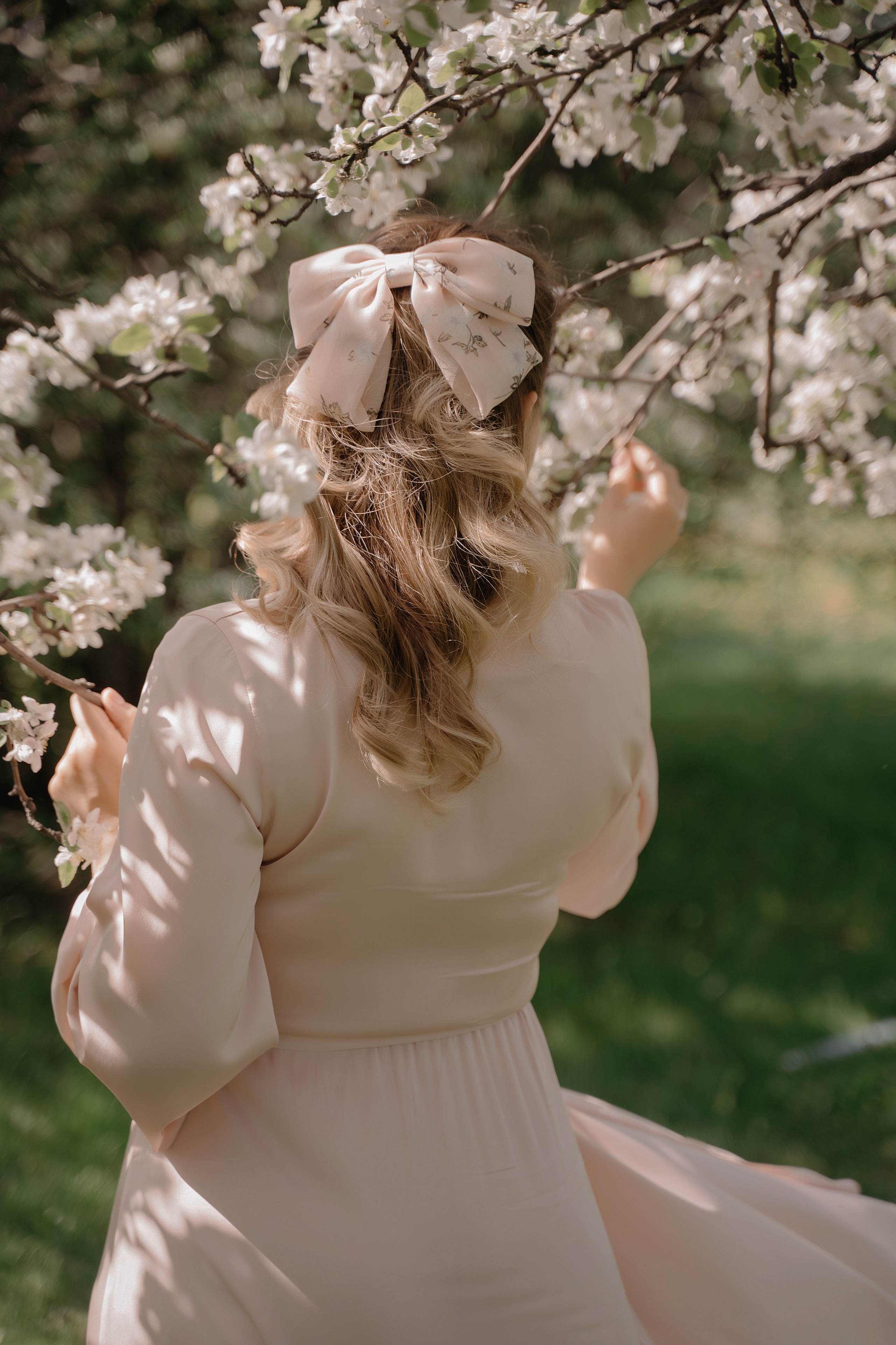 Фотосессия в яблонях. Свадебный фотограф