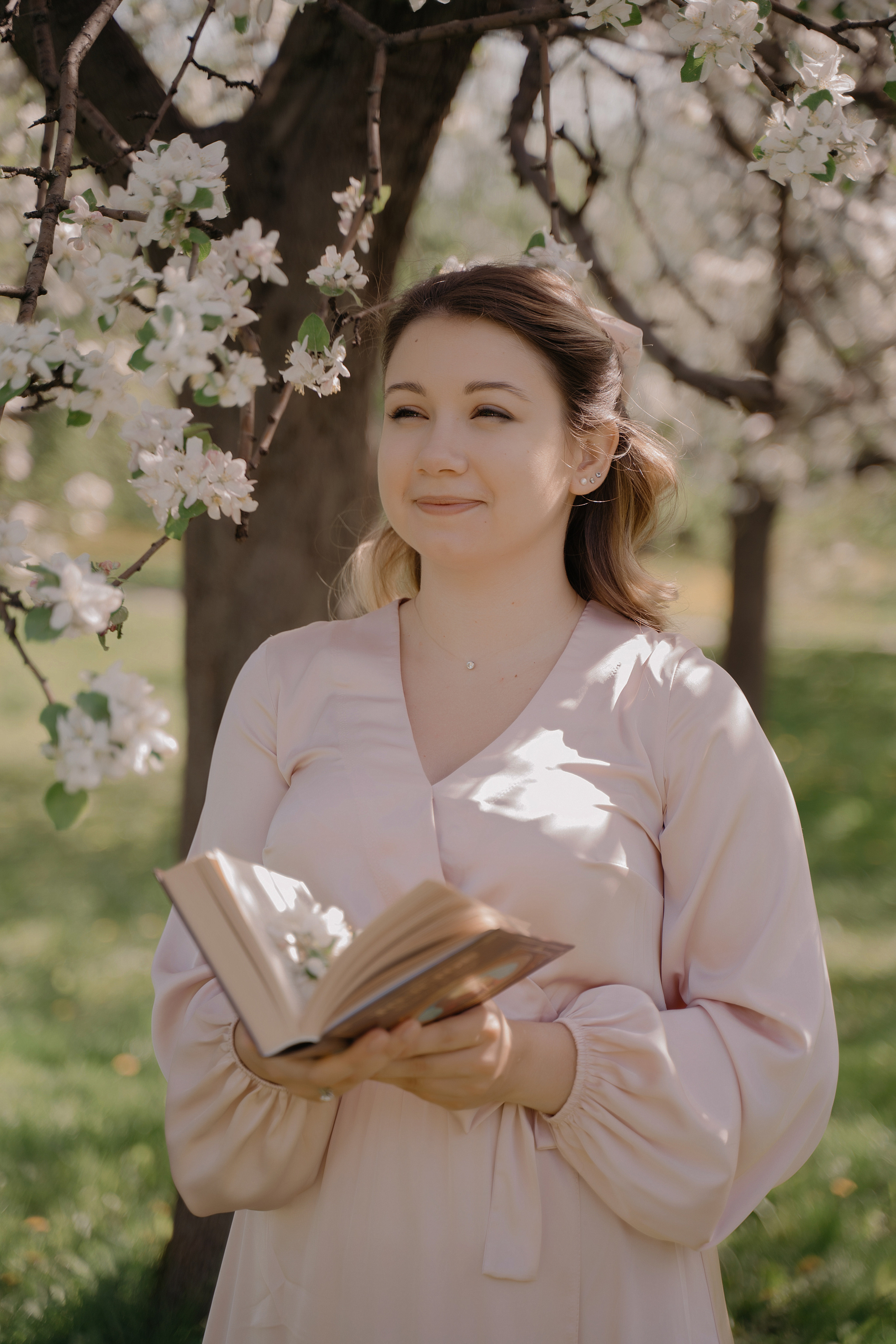 Фотосессия в яблонях. Свадебный фотограф