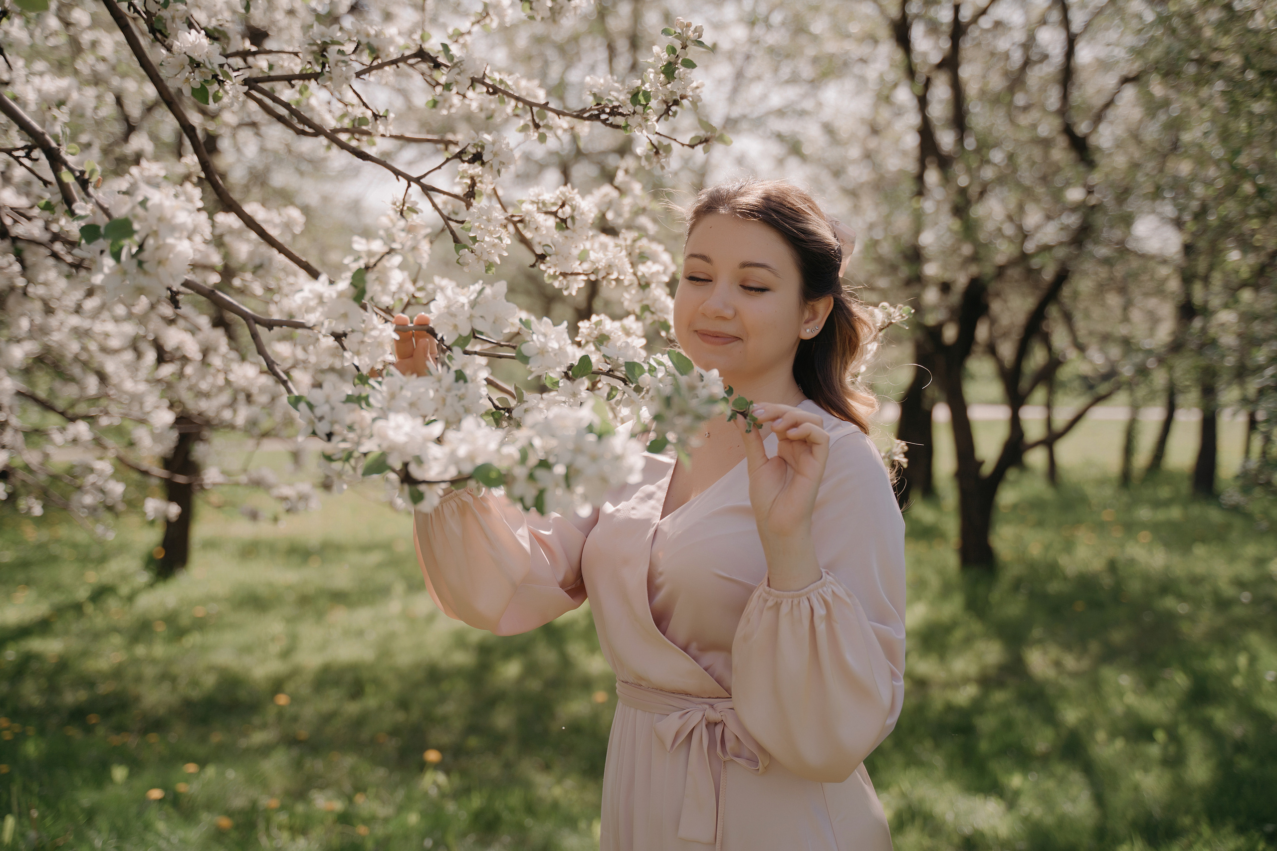 Фотосессия в яблонях. Свадебный фотограф