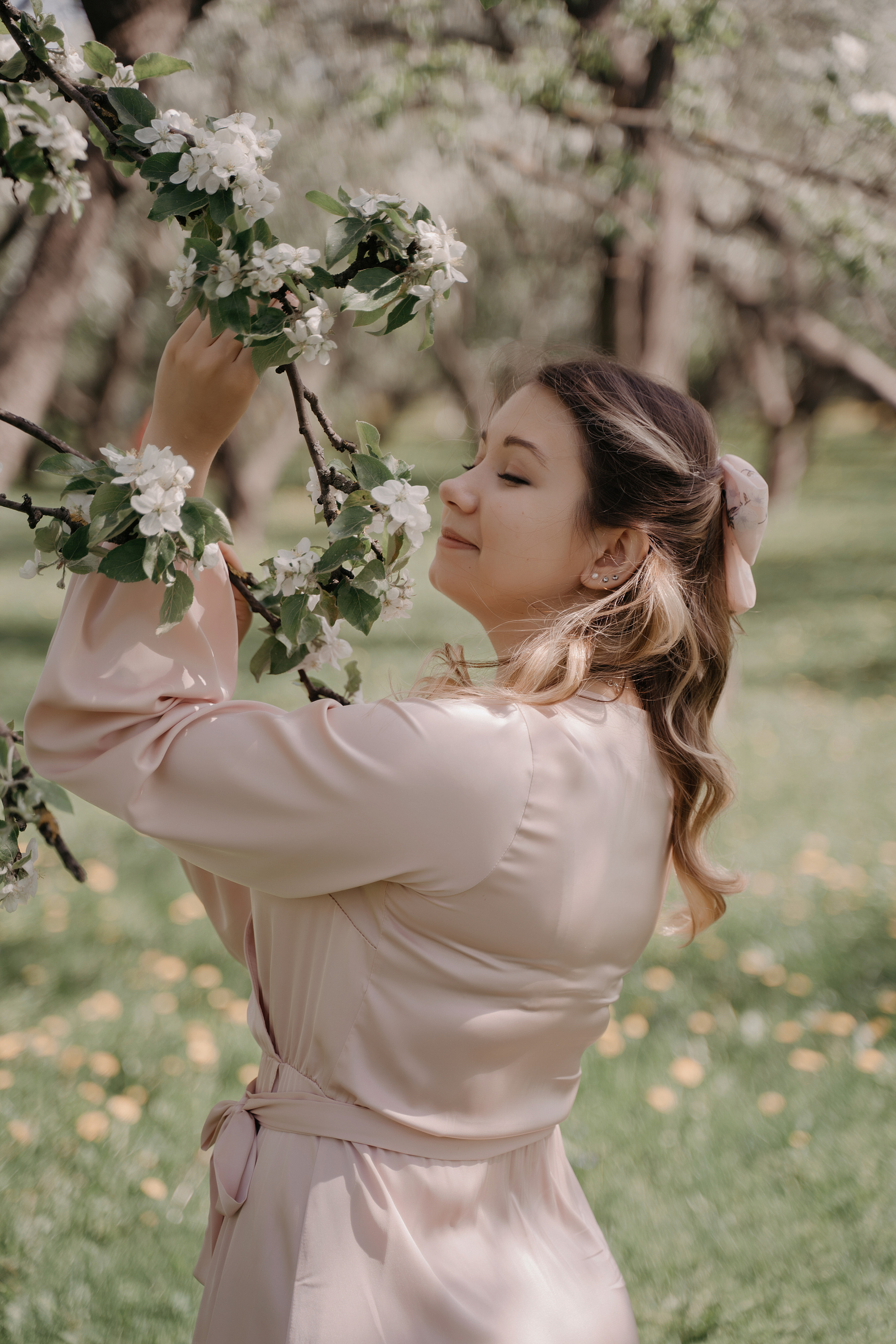 Фотосессия в яблонях. Свадебный фотограф