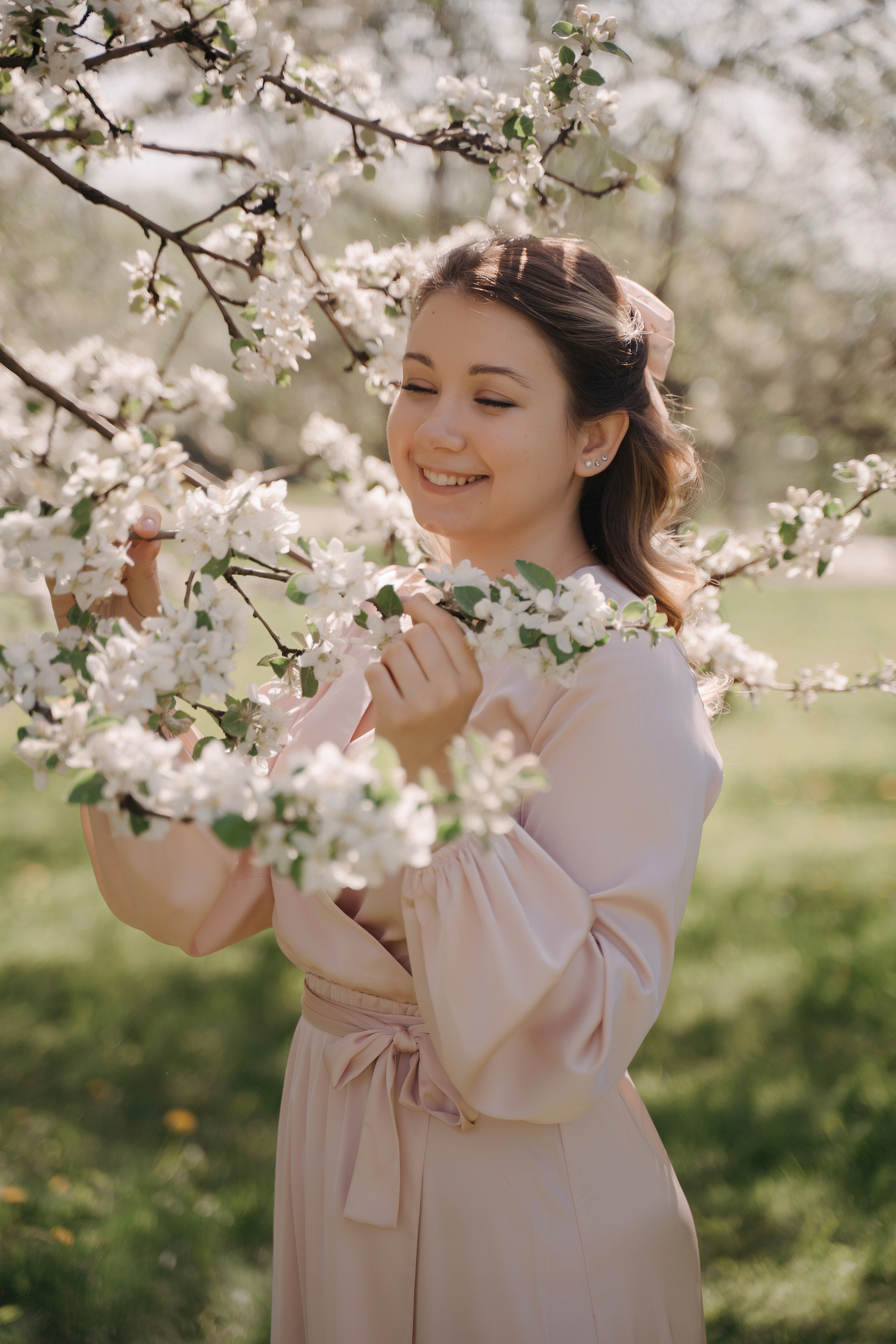 Фотосессия в яблонях. Свадебный фотограф