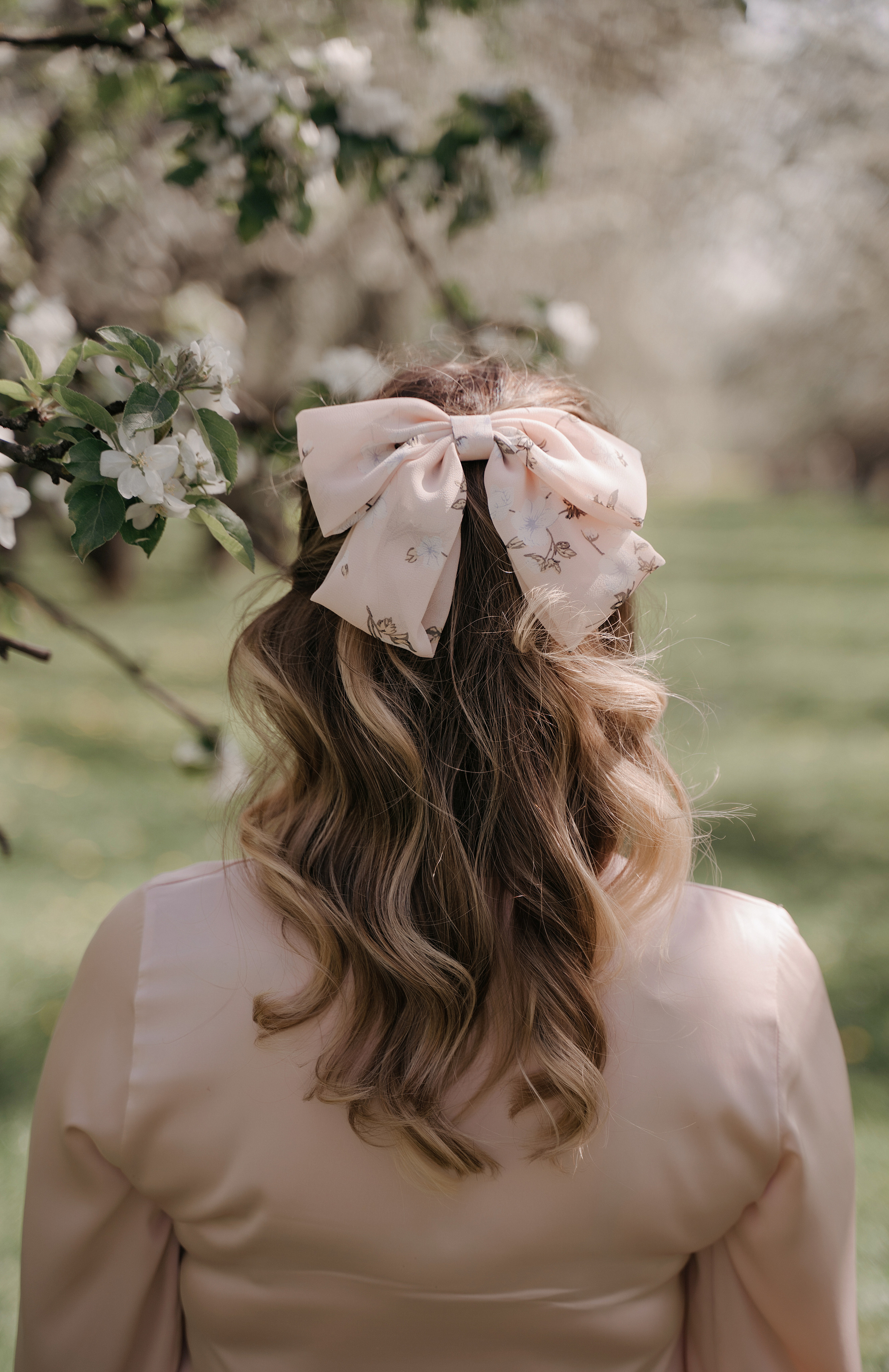 Фотосессия в яблонях. Свадебный фотограф