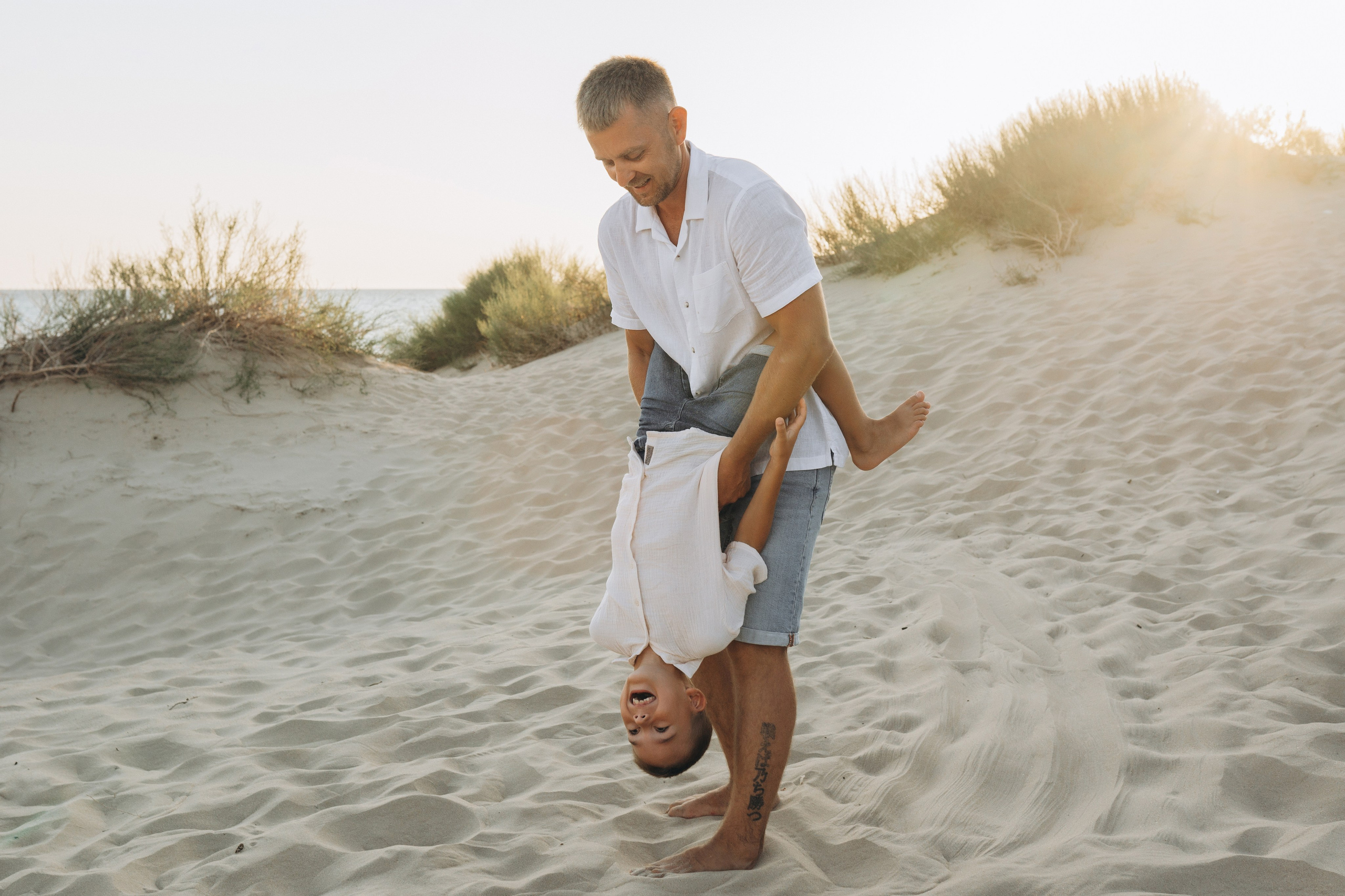 Прыжки через волну: серия веселых кадров от фотографа Геленджика