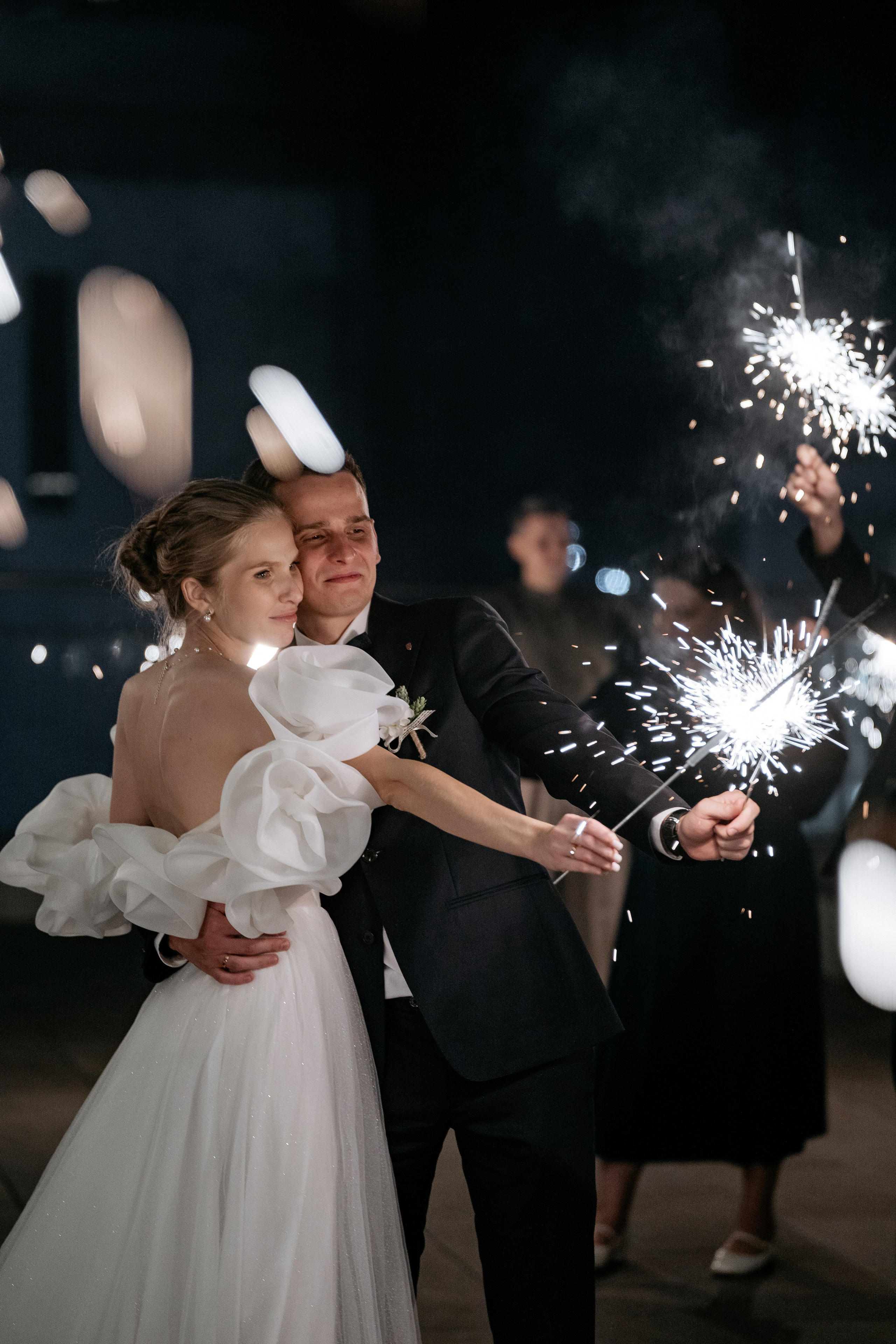  Фотограф Новороссийск - фейерверк или салют в честь молодоженов на банкете