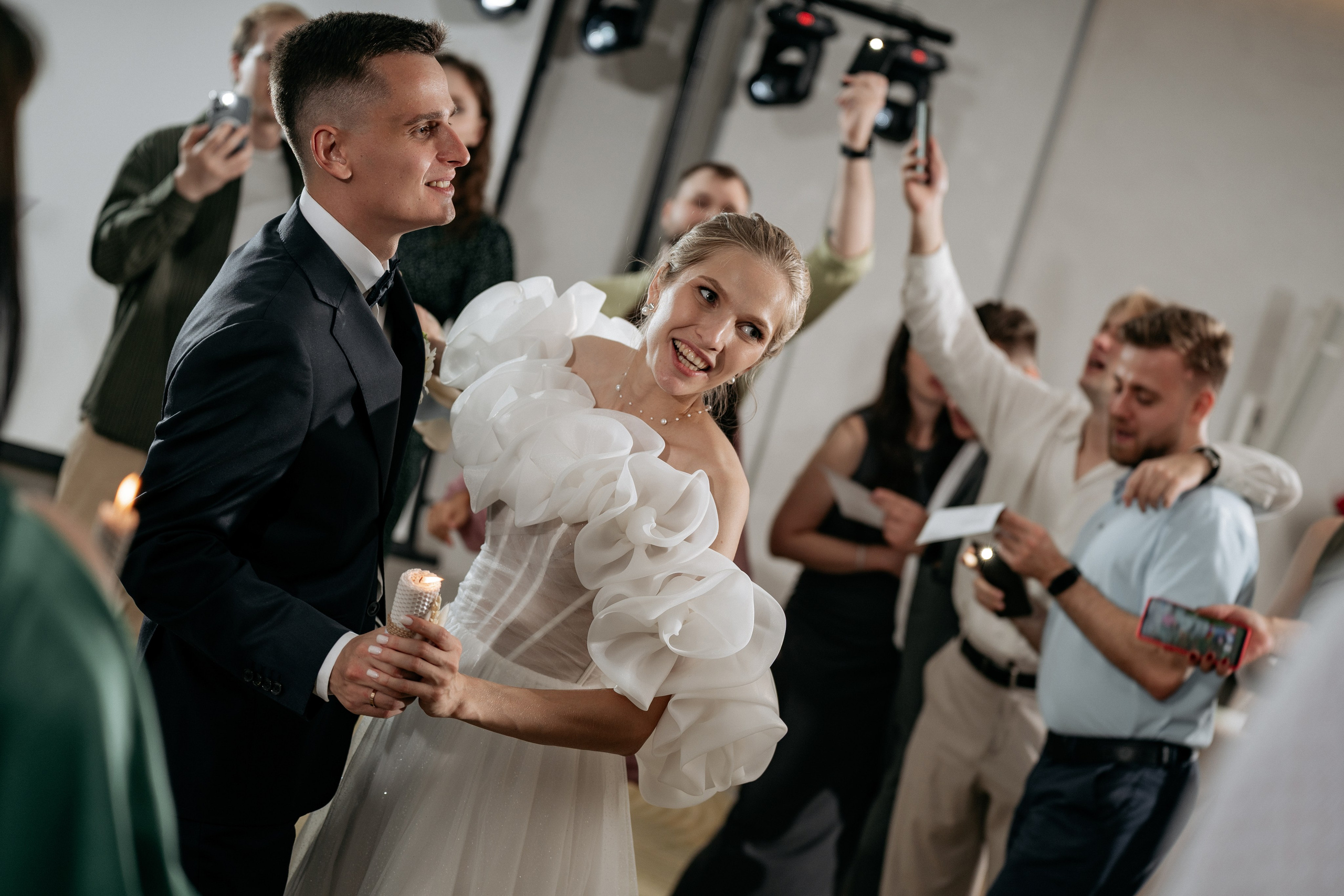 Фотограф Новороссийск - медленный танец молодоженов под романтичную музыку. Фотограф Новороссийск - молодожены зажигают семейный очаг