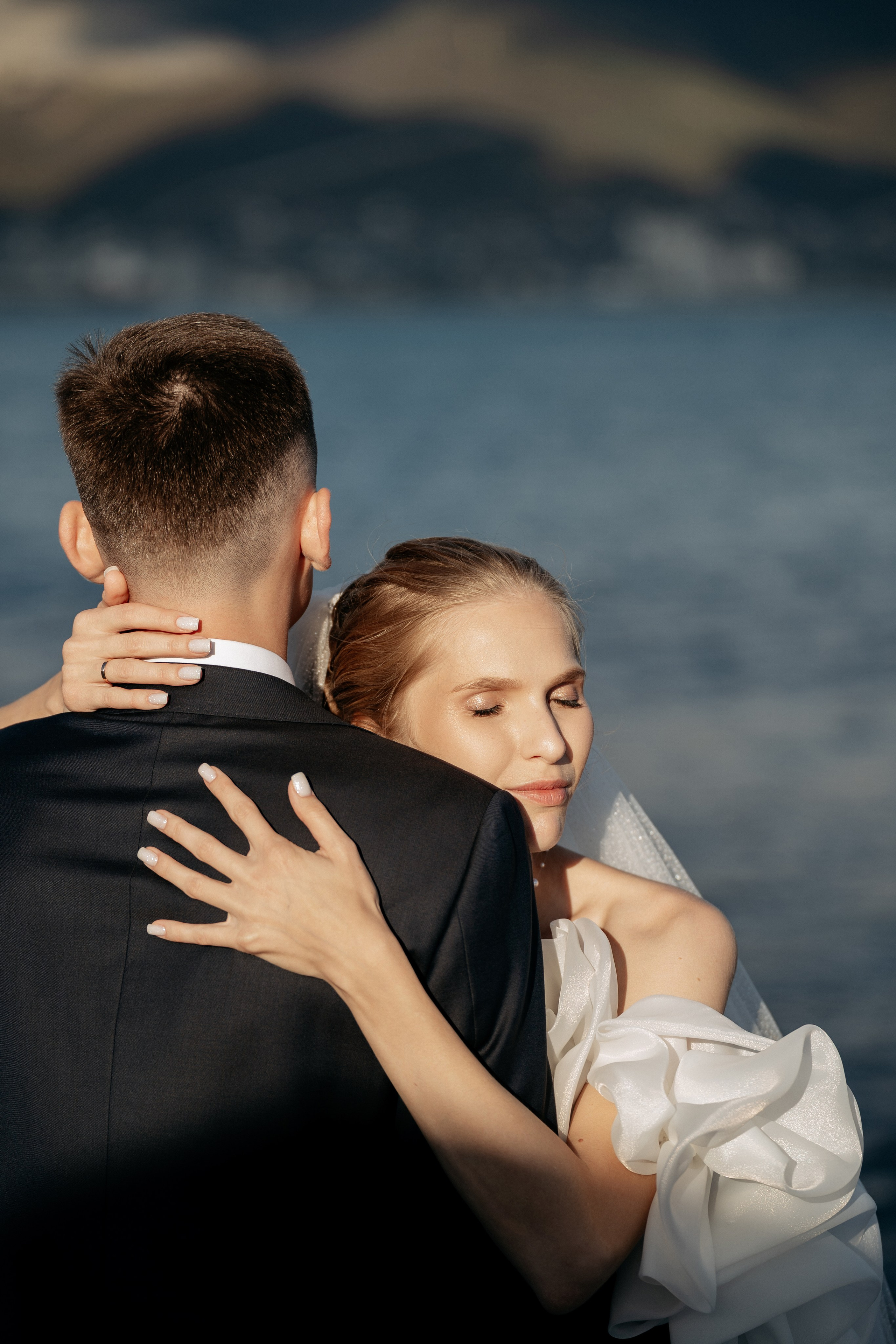 Фотограф Новороссийск - свадебная фотосессия пары на побережье Черного моря.