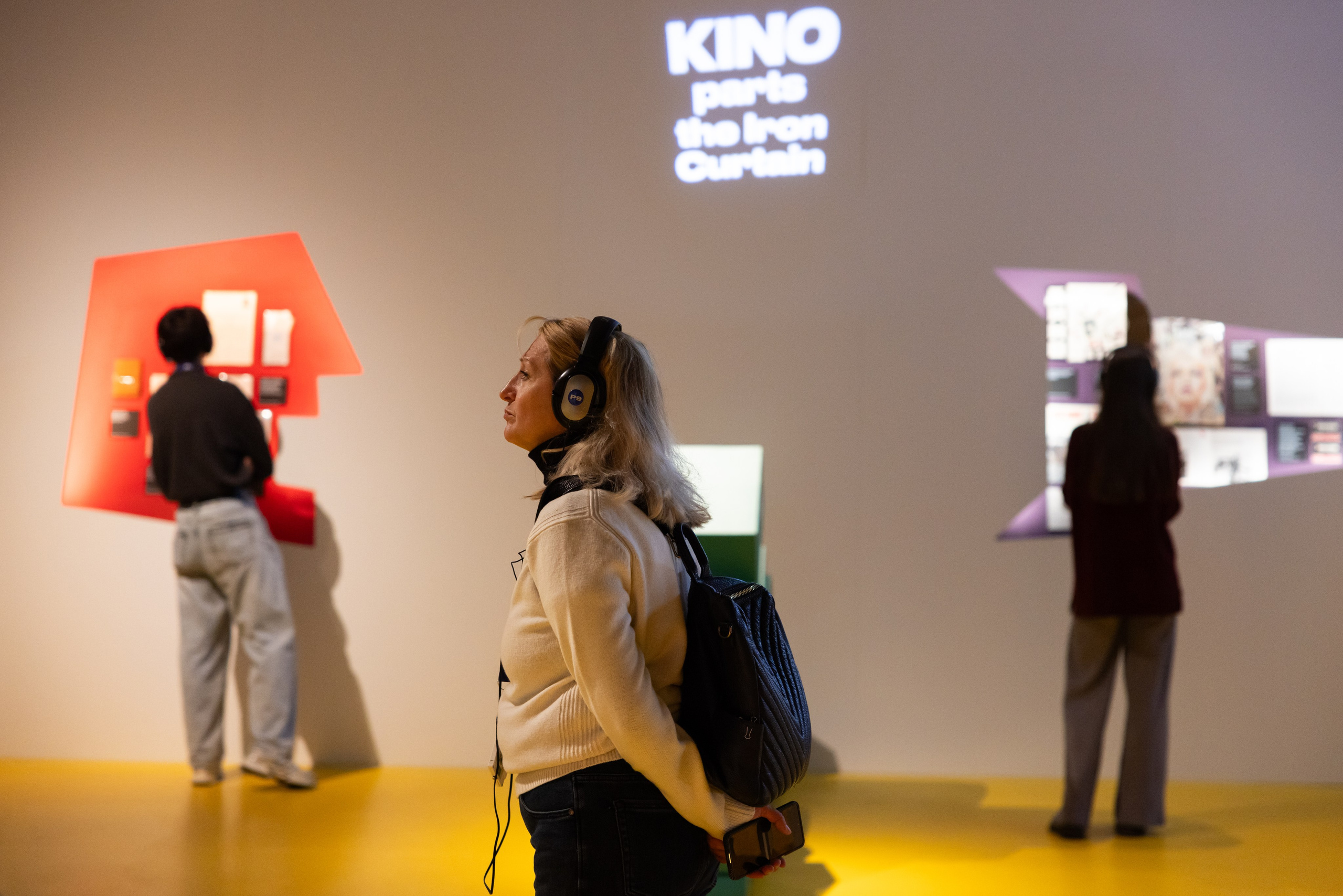 Выставка-байопик «Виктор Цой. Легенда» (10 октября 2025). Репортажный фотограф Алексей Пирязев