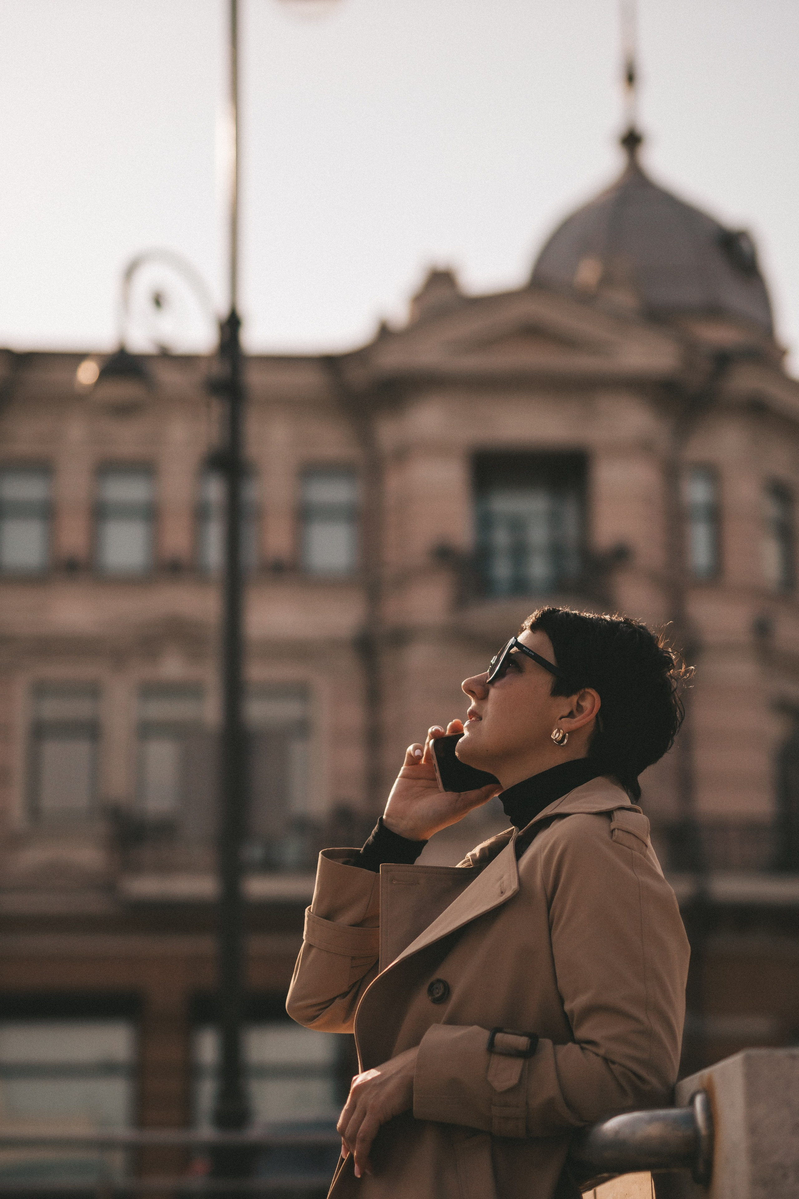 уличный городской женский портрет в контровом свете 