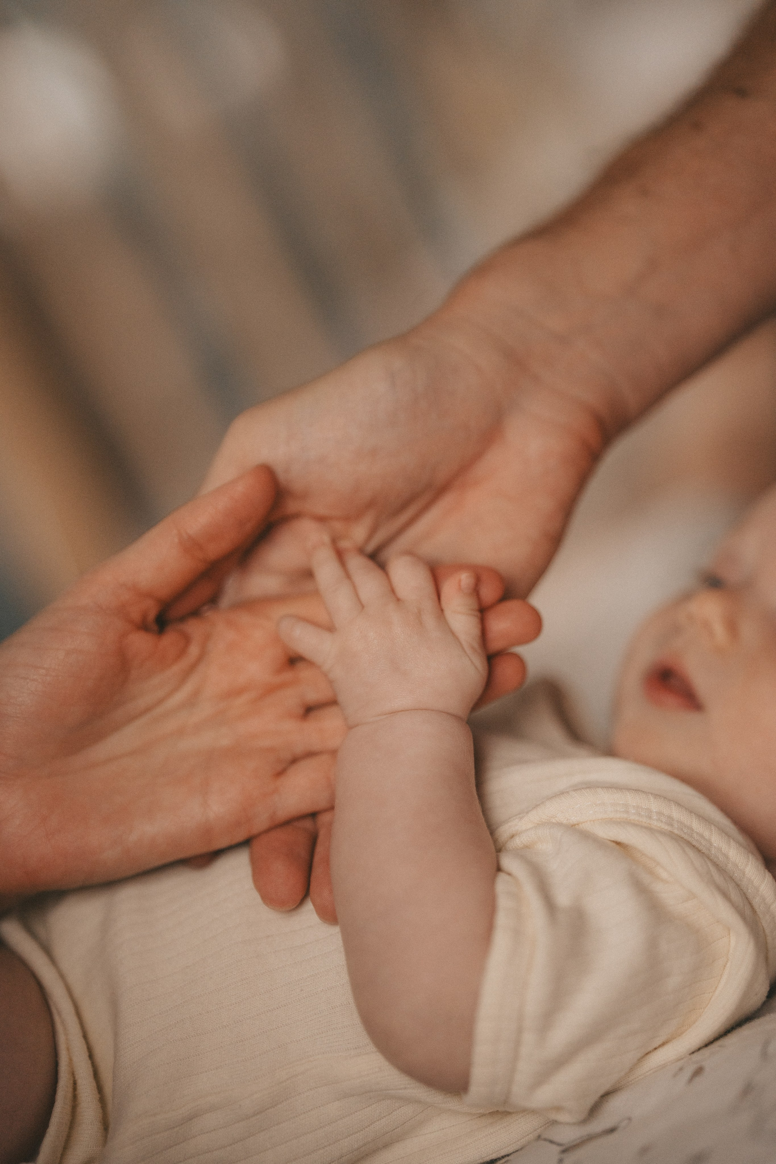 крупным планом руки папы мамы и ребенка