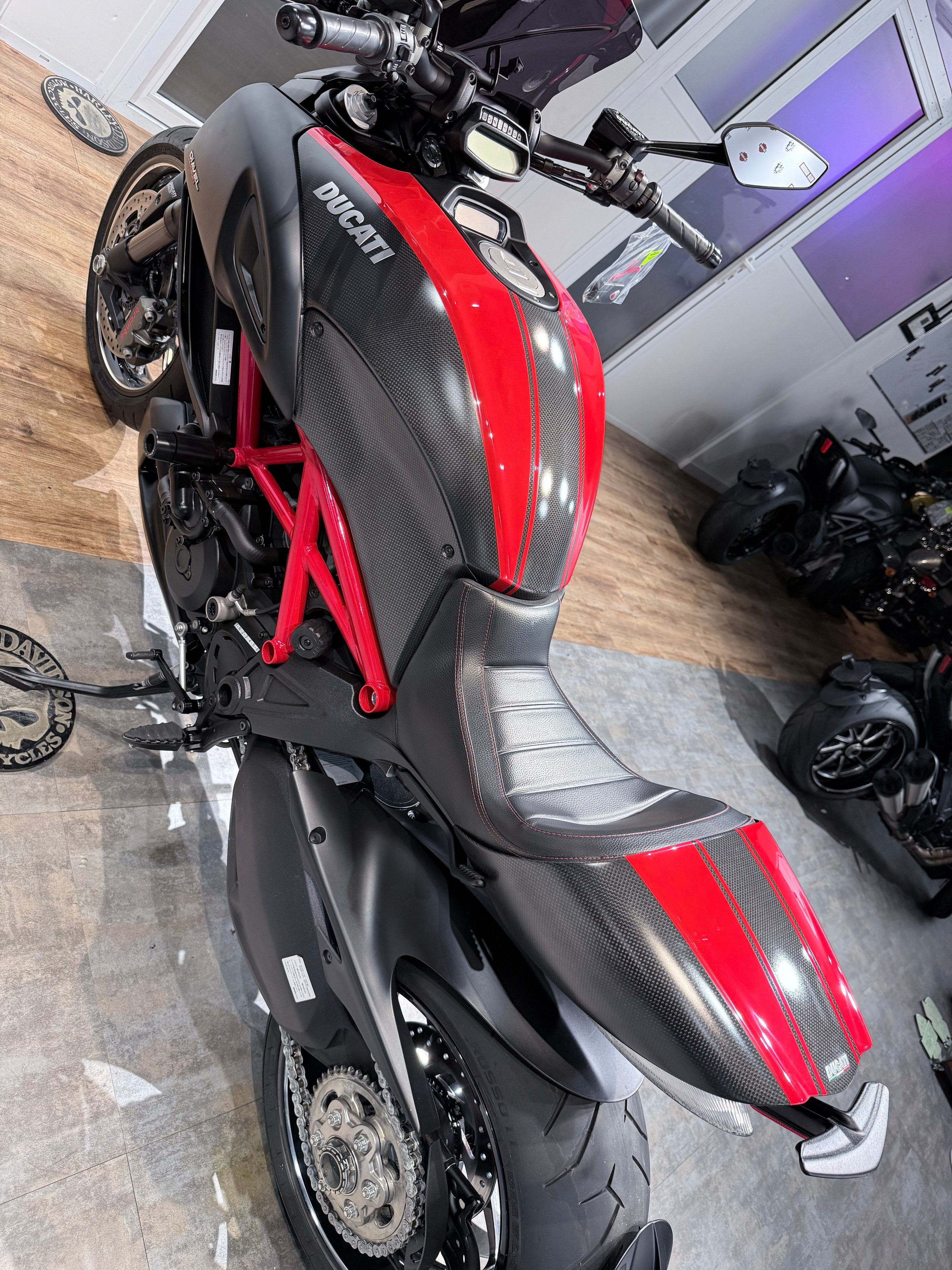 Купить 2016 Ducati Diavel Red Carbon — подробнее на сайте. Hello Davidson, Москва. Только хорошие мотоциклы…