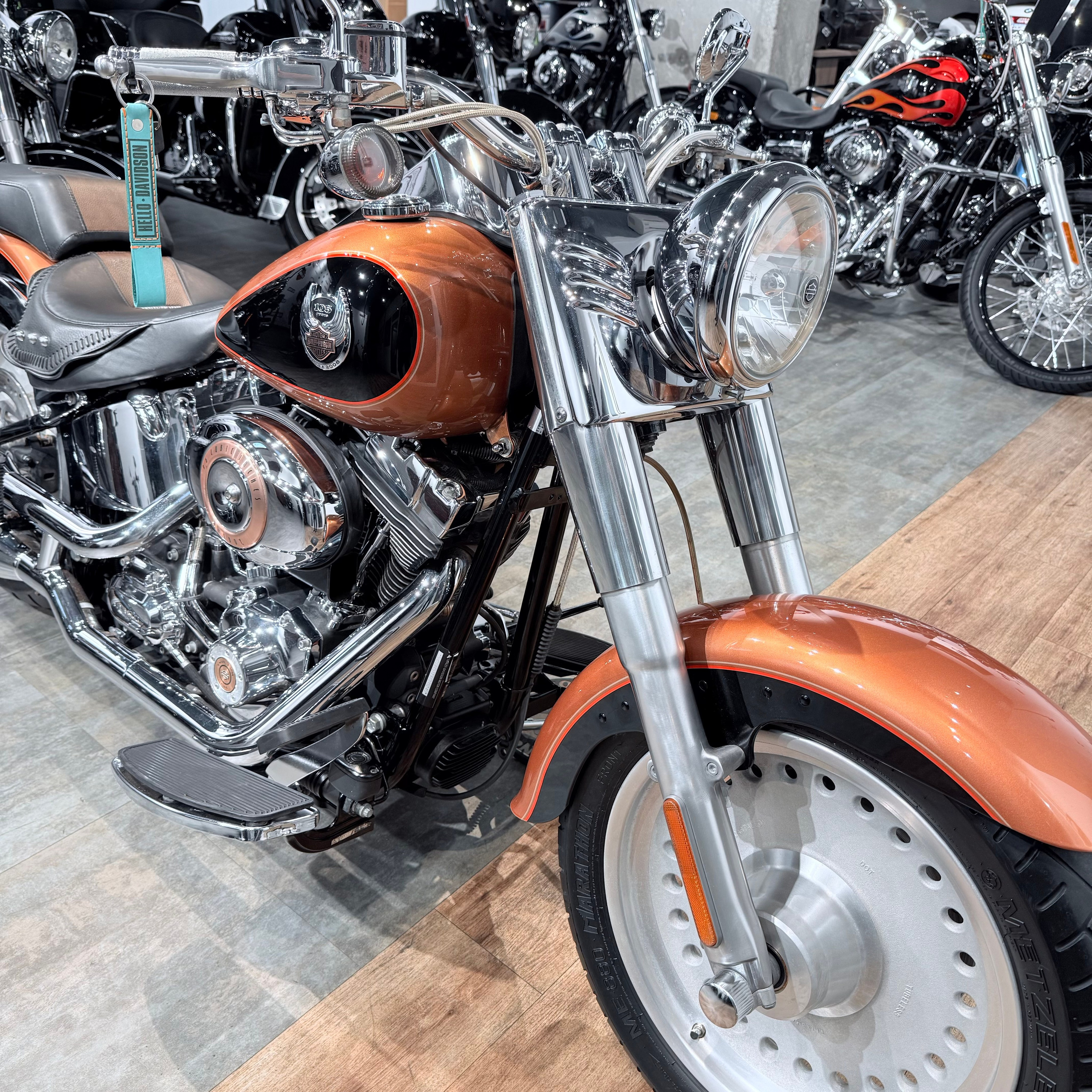Купить Harley-Davidson 2008 Fat Boy 105 Yеаrs Аnnivеrsary (Softail/Dyna) — подробнее на сайте. Hello Davidson, Москва. Только хорошие мотоц