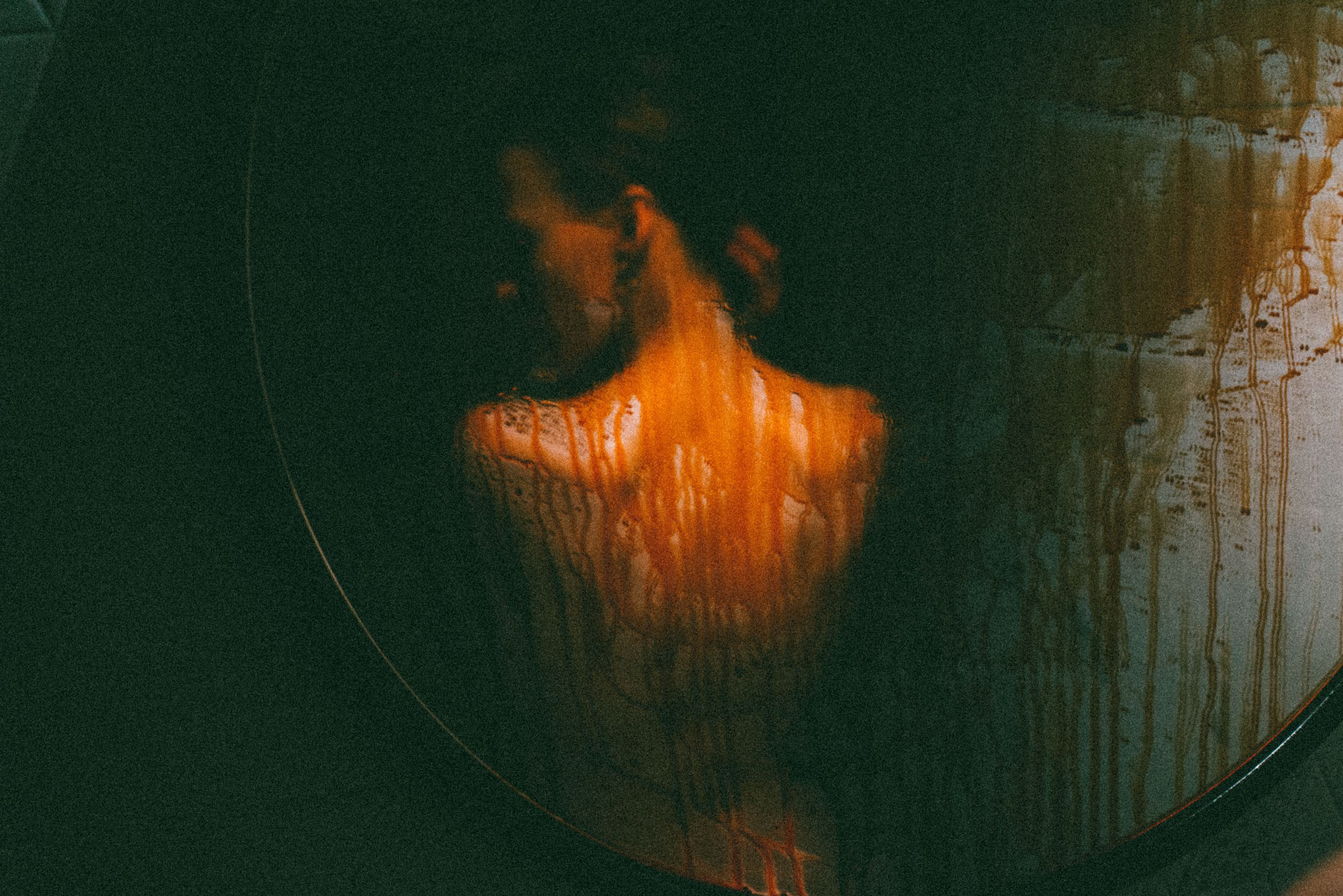 Голая спина отражается в зеркале 