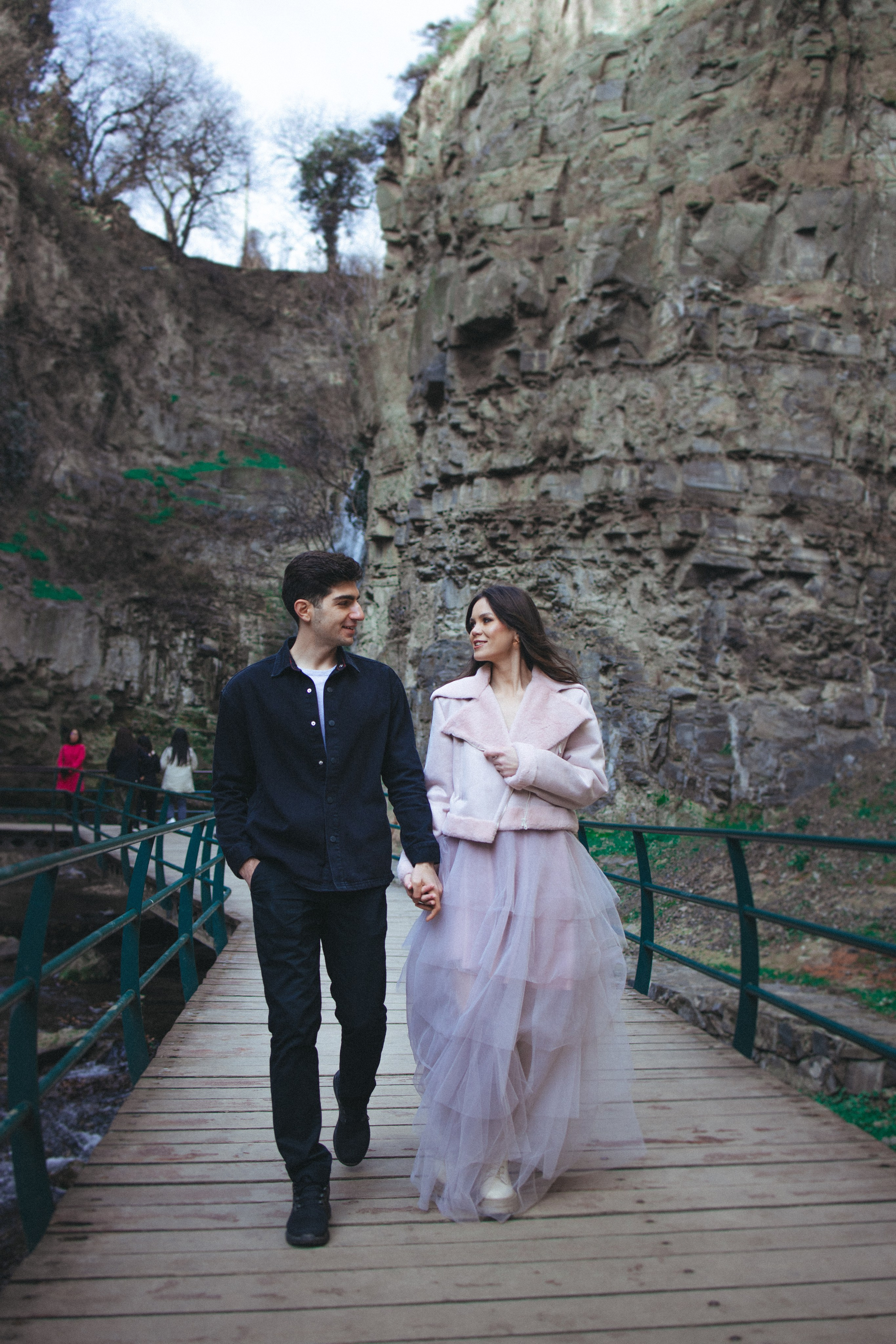 Прогулка у водопада. Свадебный фотограф Москва