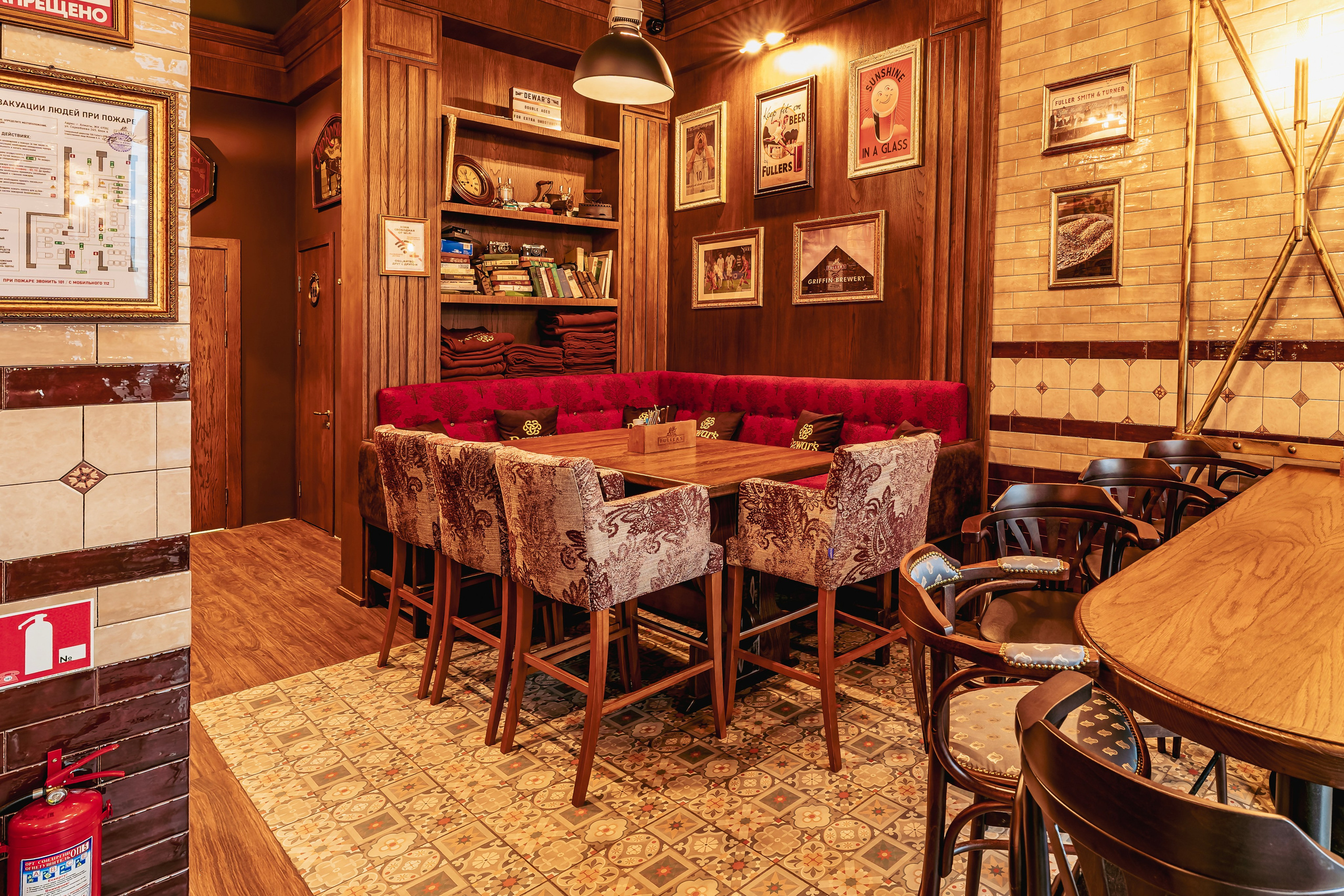 Алматы, Fuller's 4you — камерный паб в верхней части города, апрель 2025. Интерьерный фотограф Алматы