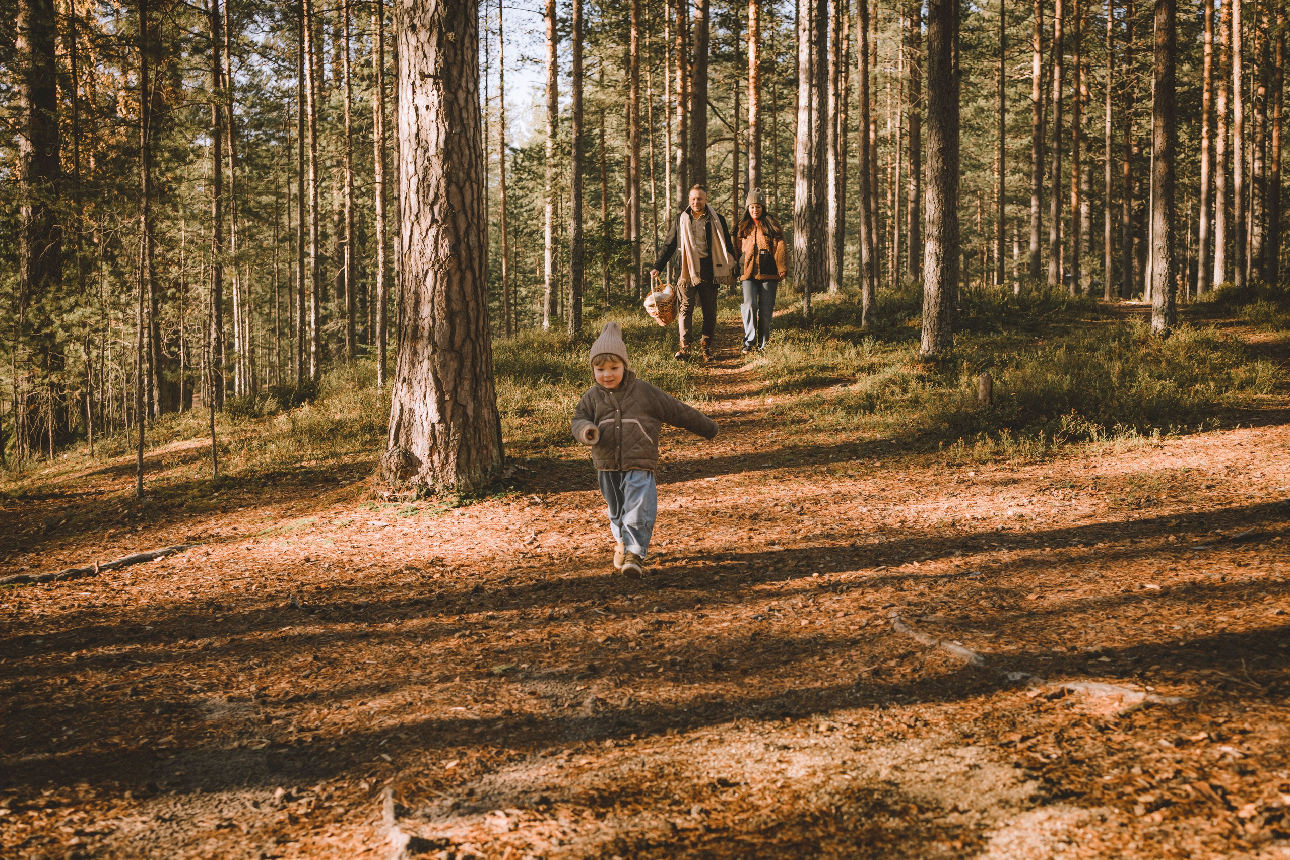 ребенок бежит по осеннему лесу