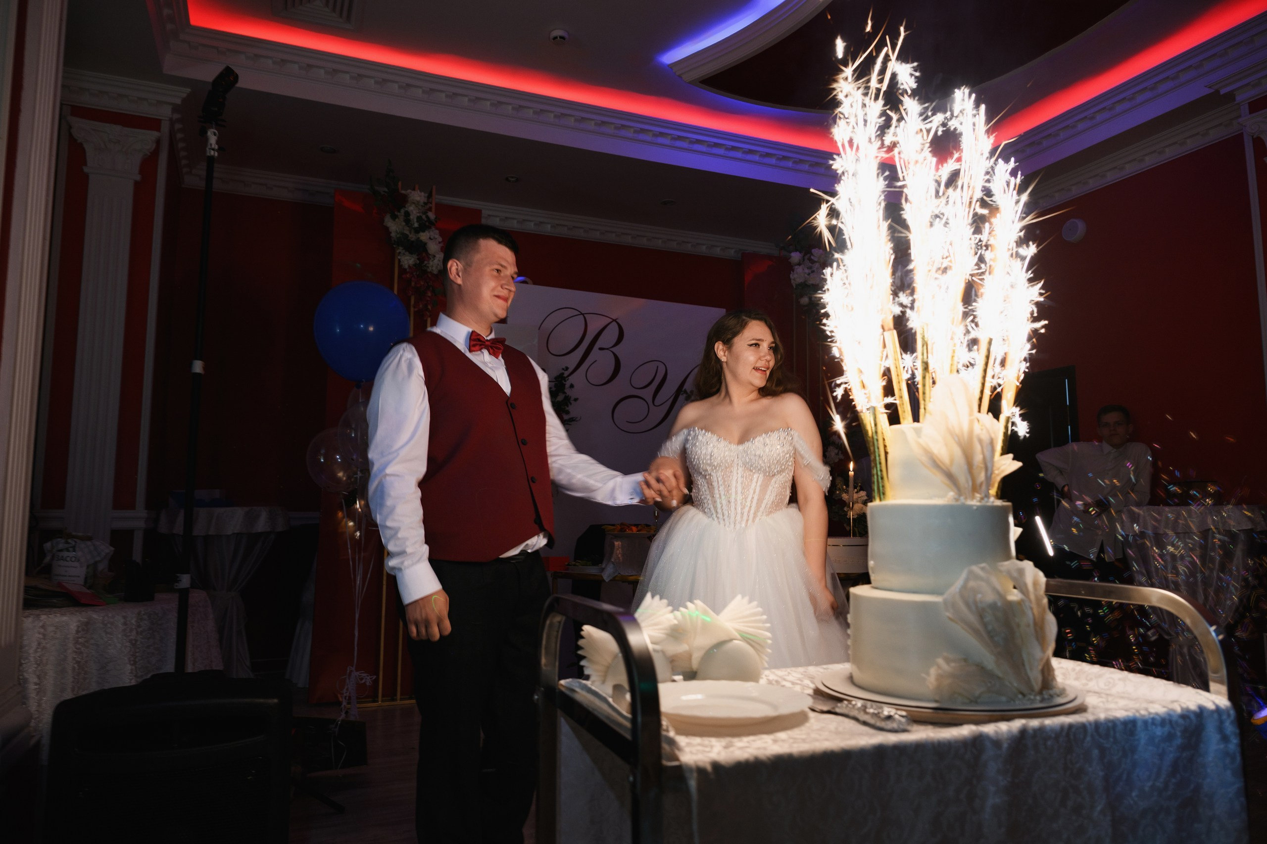 Фотосъемка свадьбы в Петропавловске-Камчатском. Свадебная фотосъемка на фоне вулканов в Петропавловске-Камчатском. Профессиональная репортажная съемка свадьбы в Петропавловске-Камчатском. Эмоциональные свадебные фотографии в Петропавловске-Камчатском. Стоимость услуг свадебного фотографа в Петропавловске-Камчатском.