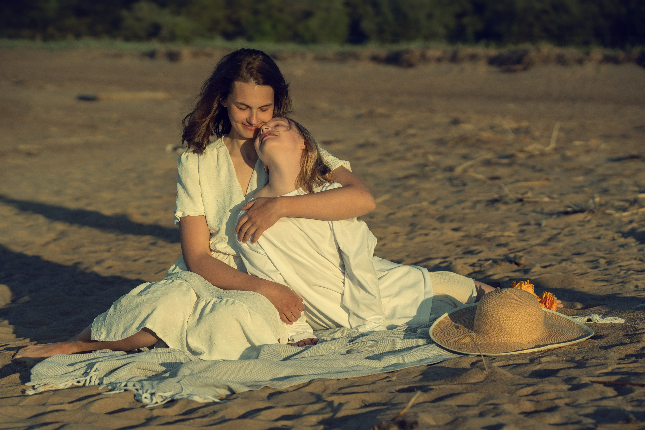 love story, молодые родители, многодетная семья, съемка на пляже, семейная фотосессия, съёмка на финском заливе, фотосессия на финском заливе, мама обнимает дочь