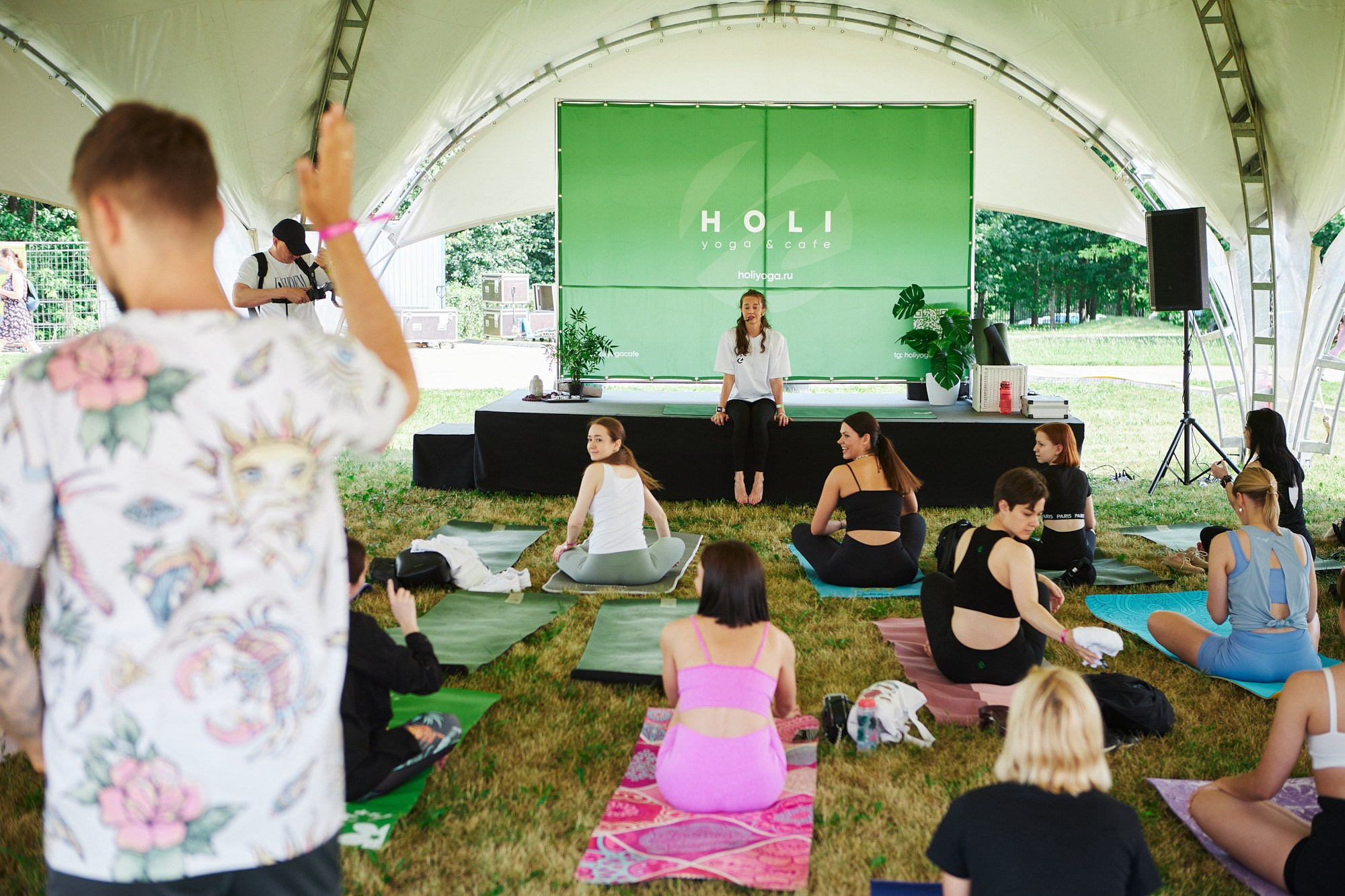 HOLI Yoga — репортажная съёмка фестиваля йоги в Москве. Репортажный фотограф в Москве — Дмитрий Тарасов | Съёмка мероприятий, концертов, корпоративов