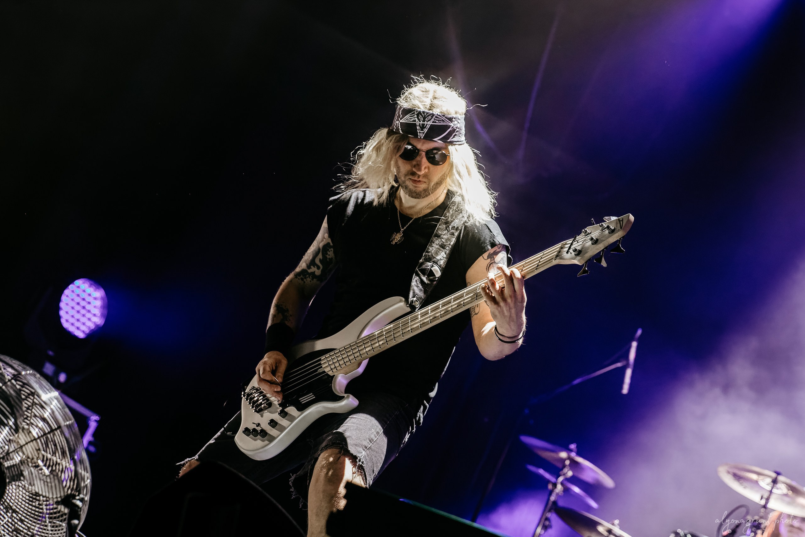 Багровый Фантомас, фоторепортаж, СПб, BASE, 14.12.2025. Алена Адрианова: фотограф в Санкт-Петербурге