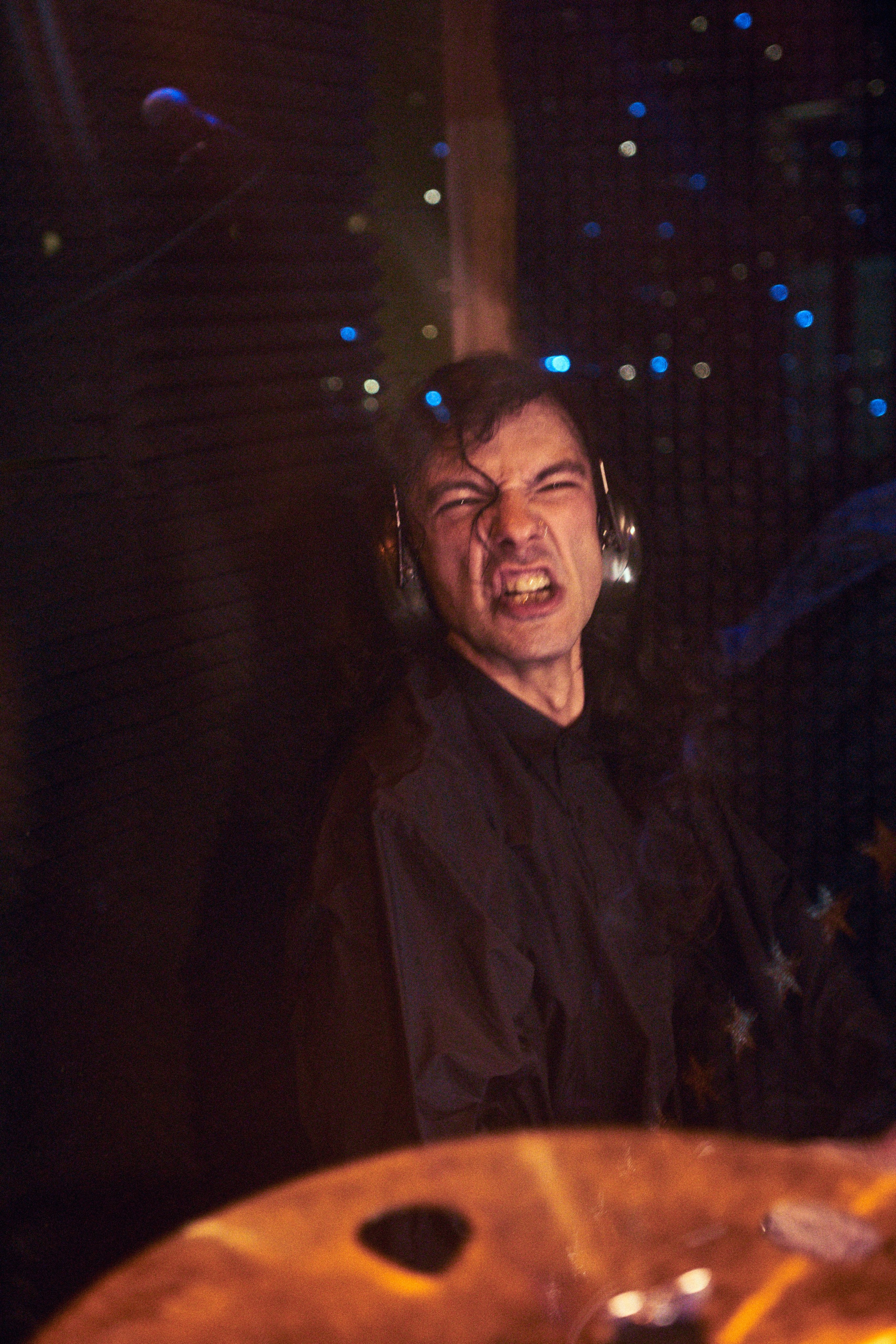 ГОЛОВА МУЭССЫ — КОНЦЕРТ 18-10-2025 В КИТАЙСКОМ ЛЕТЧИКЕ. Фотография для артистов