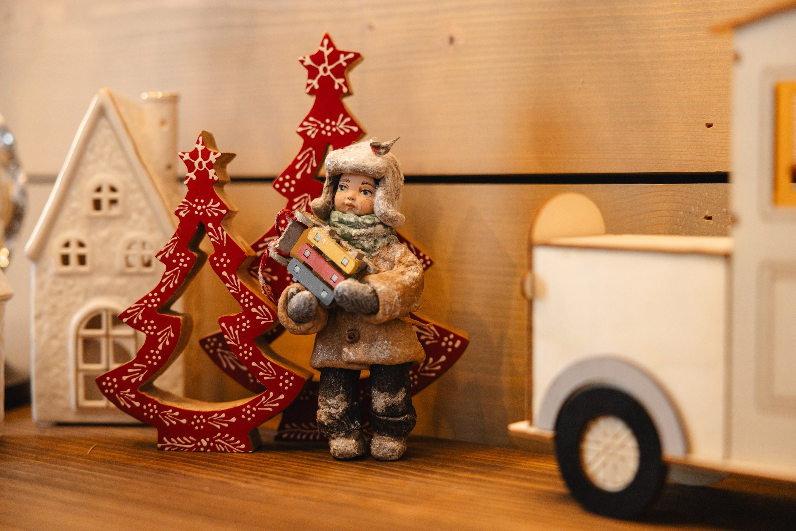 Украшение загородного дома 'Панорама' в Сургуте: сказочные зимние декорации, яркие гирлянды, новогодние украшения, ёлка и ёлочные игрушки