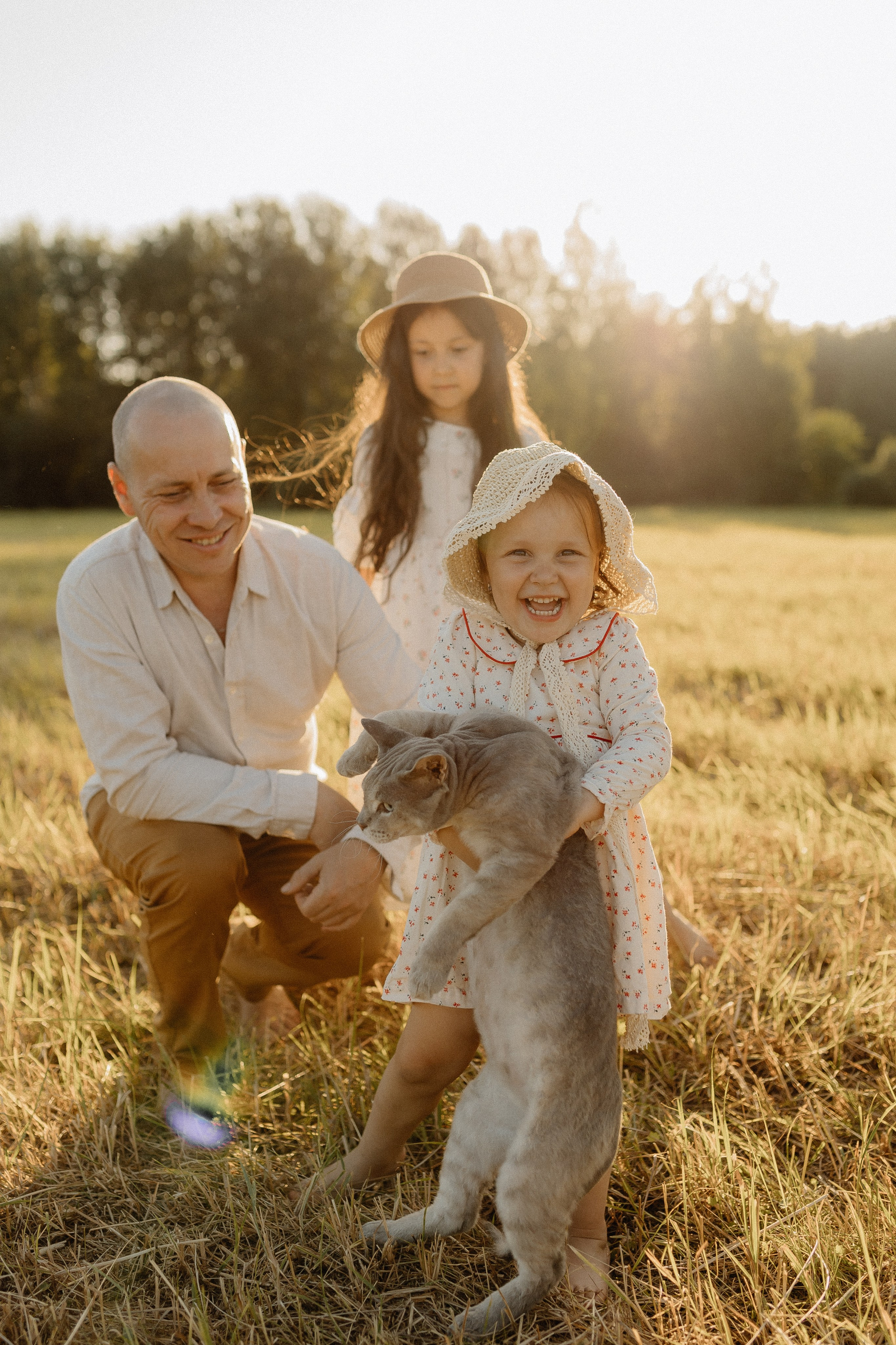 Семейная фотосессия с усатым любимцем. Главная