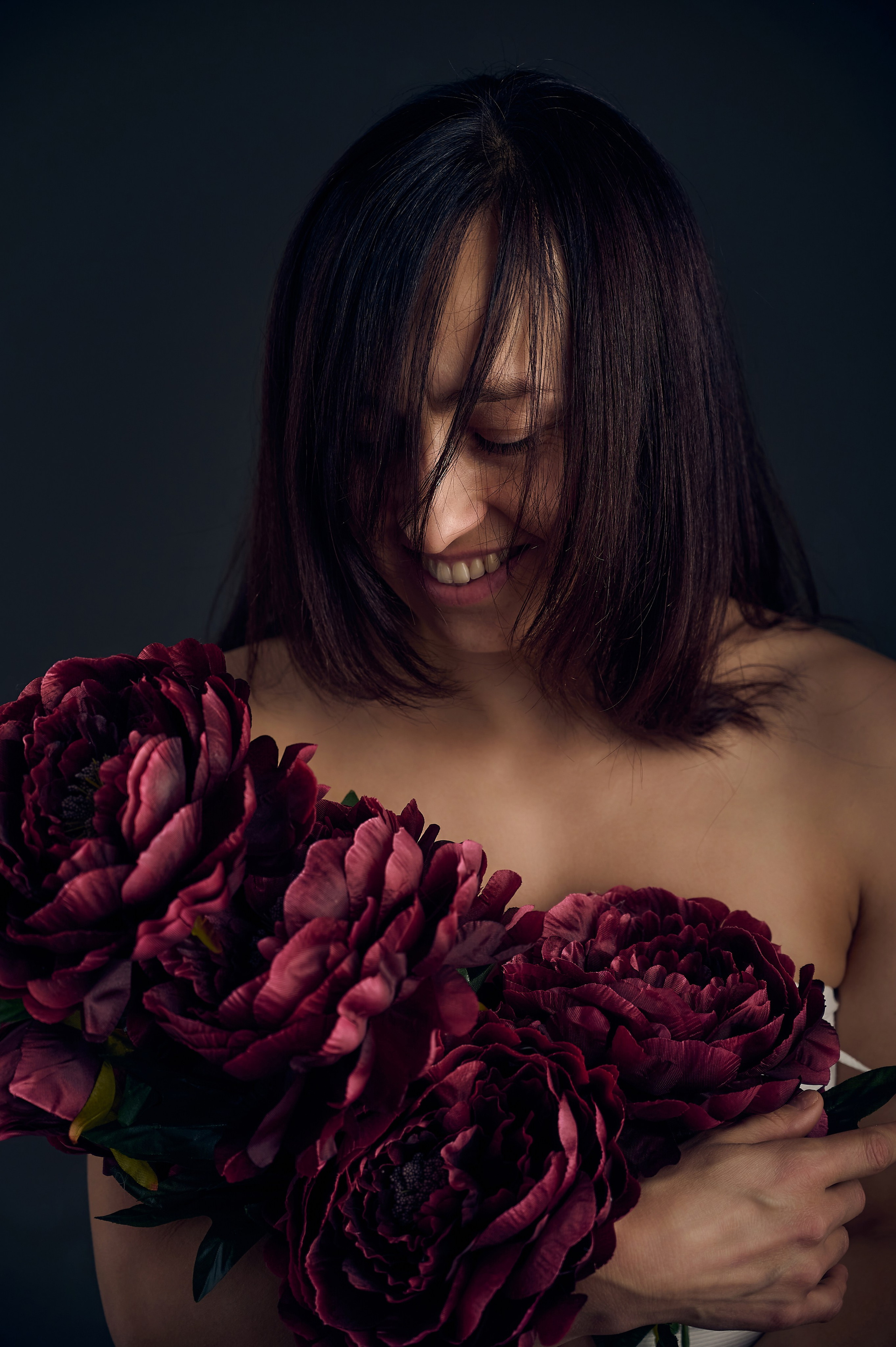 Девушки и пионы