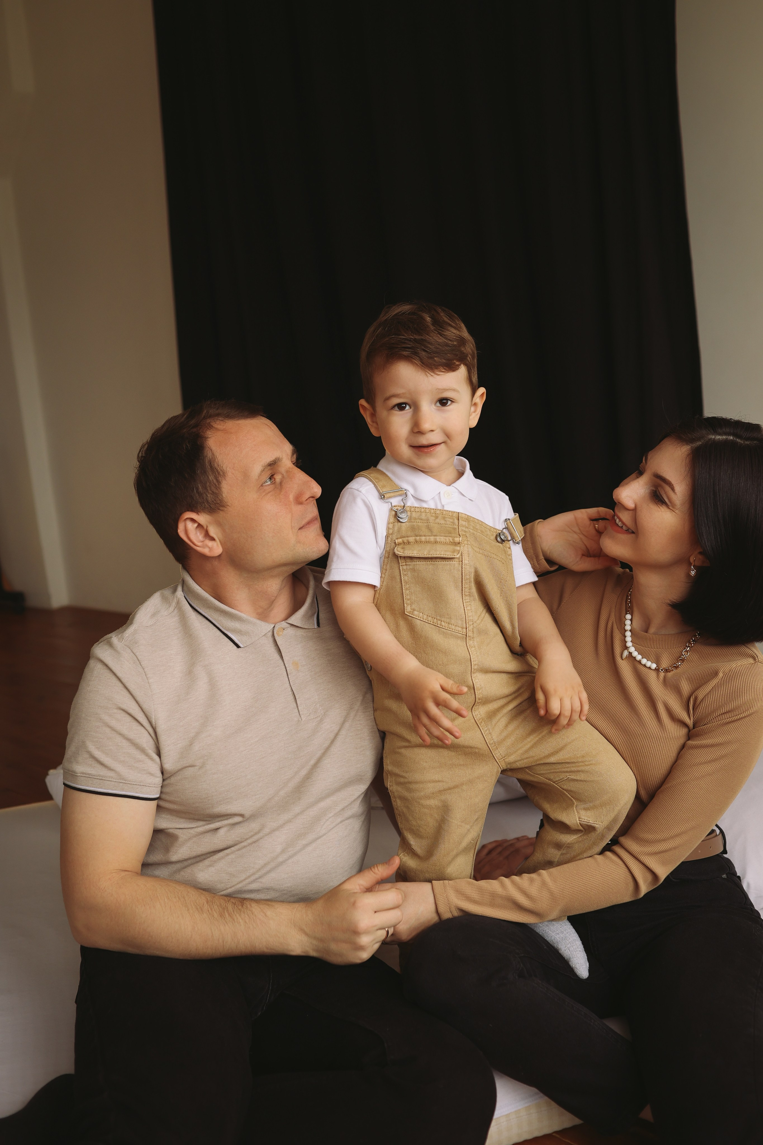 Семейная фотосессия в студии семейная фотосессия в Москве. Фотограф Владимир Москва