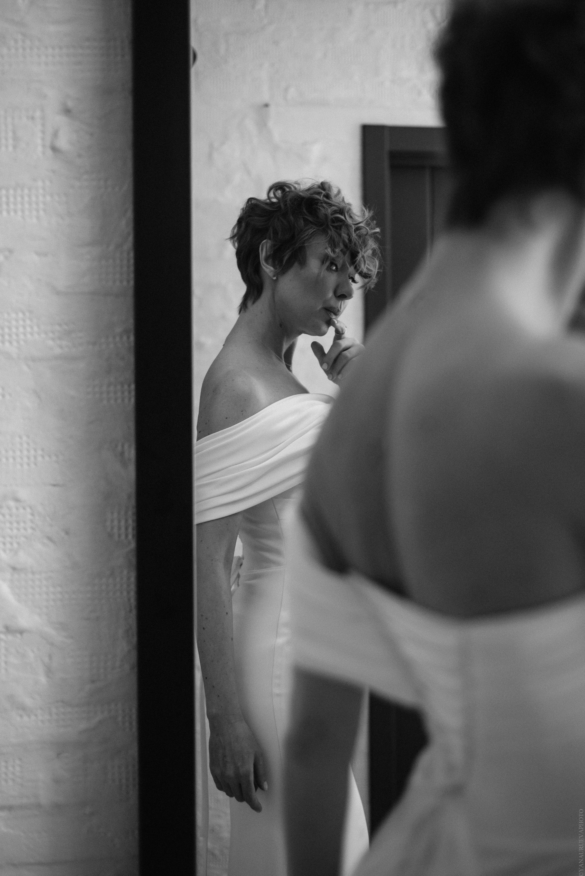 Невеста смотрится в зеркало