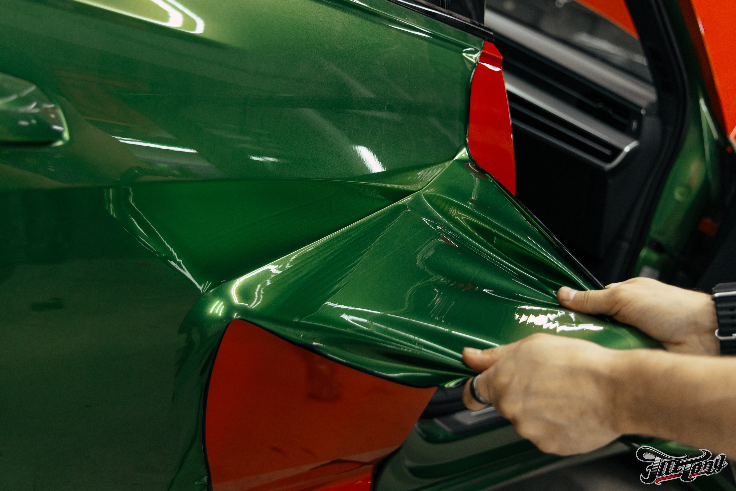 Audi A6 2 раза поменяла цвет, оклейка с проемами в зеленый и преклейка в серый. DeLorein